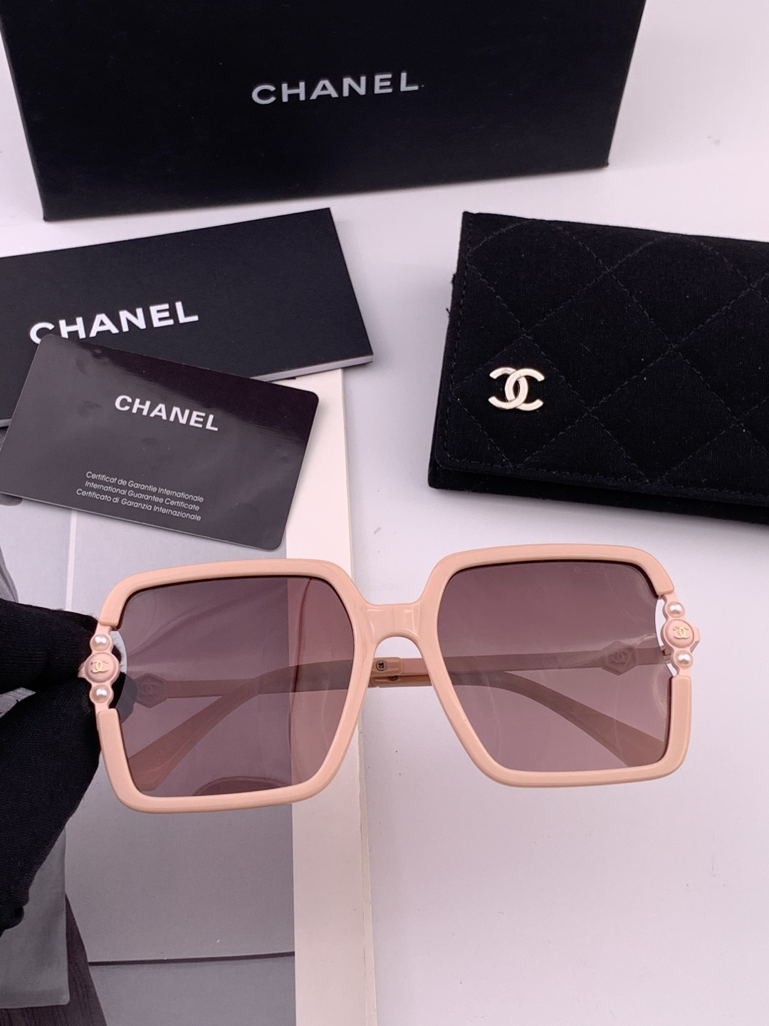 🔺CHANEL🔻官方早春新款，众多明星同款[色]香奈儿‼️‼️新款大框偏光墨镜 ，镜腿LOGO小珍珠🌈🌈
