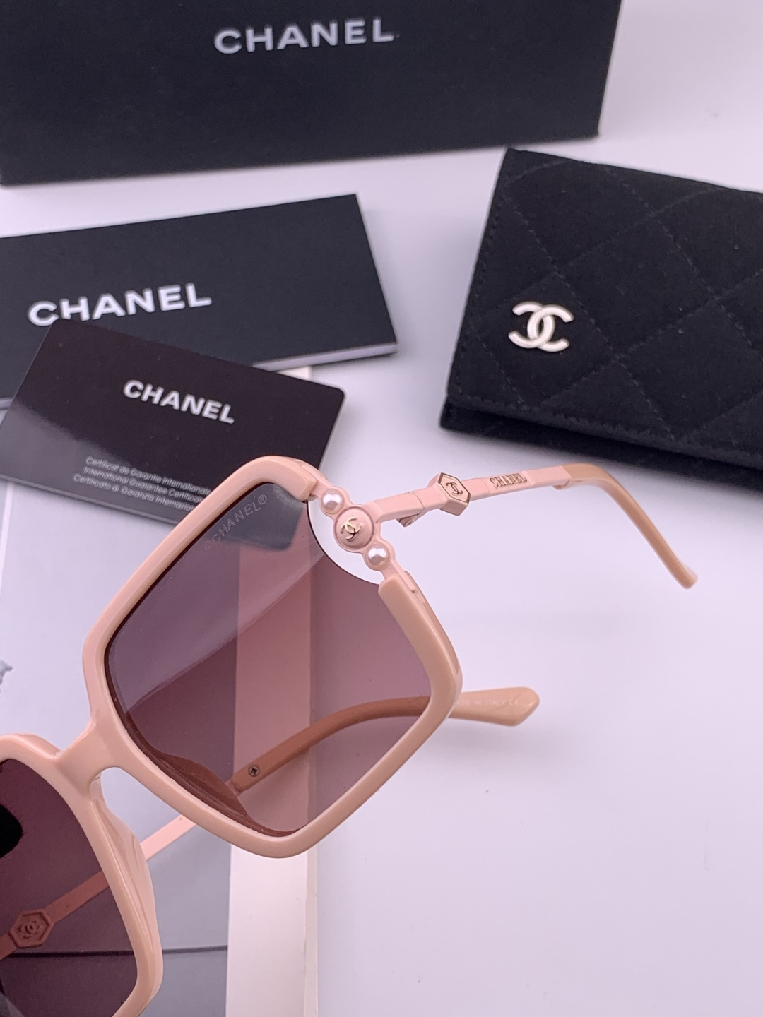 🔺CHANEL🔻官方早春新款，众多明星同款[色]香奈儿‼️‼️新款大框偏光墨镜 ，镜腿LOGO小珍珠🌈🌈