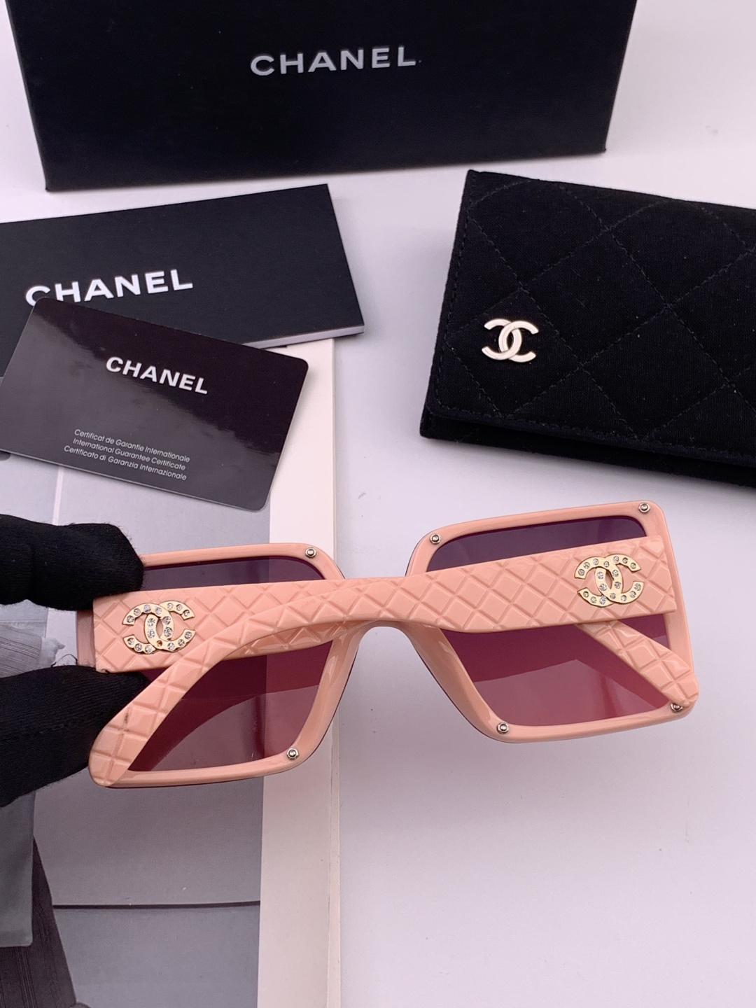 🔺CHANEL🔻官方早春新款，众多明星同款[色]香奈儿‼️‼️新款大框偏光墨镜 ，镜腿LOGO小珍珠🌈🌈