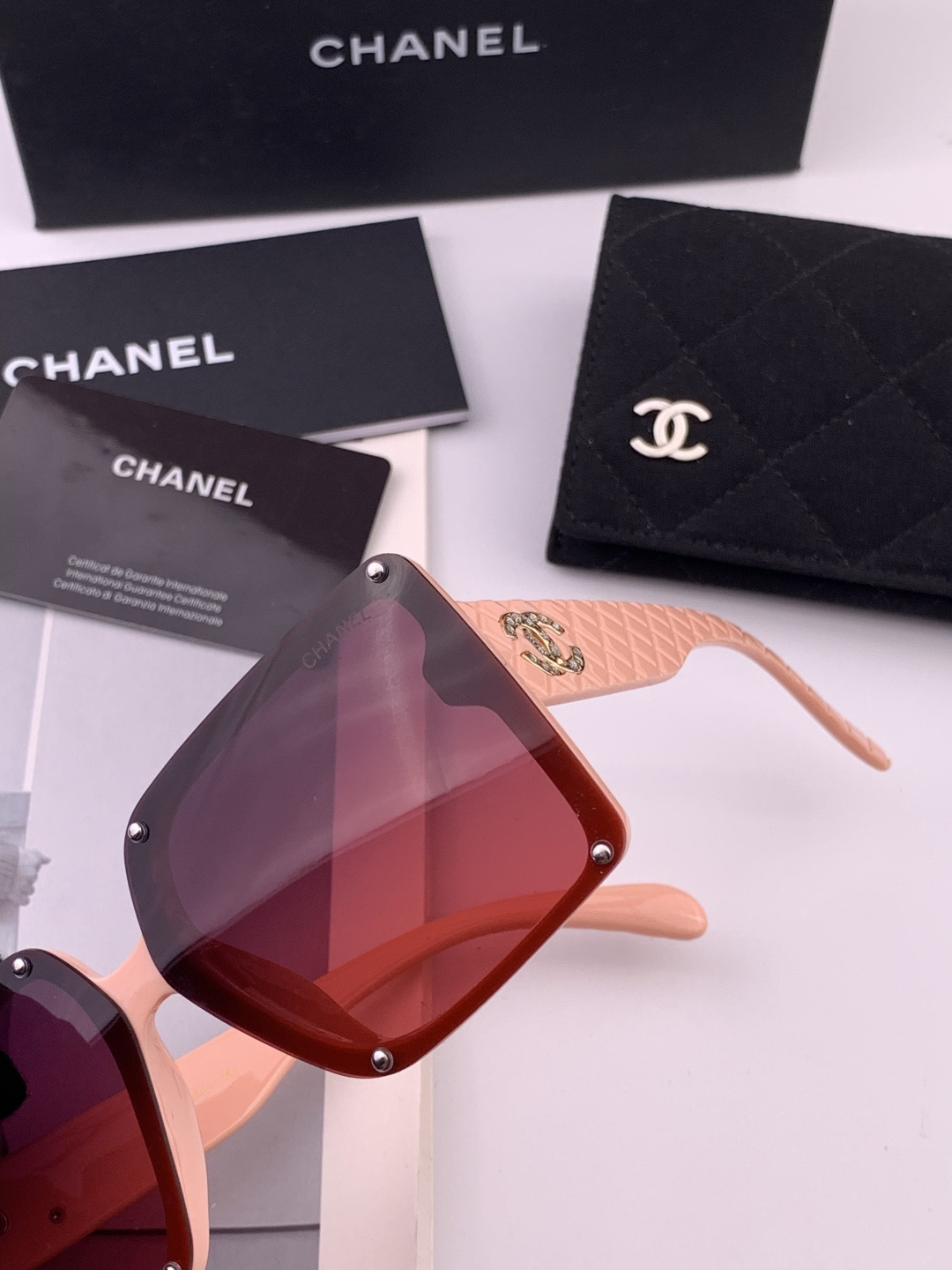 🔺CHANEL🔻官方早春新款，众多明星同款[色]香奈儿‼️‼️新款大框偏光墨镜 ，镜腿LOGO小珍珠🌈🌈