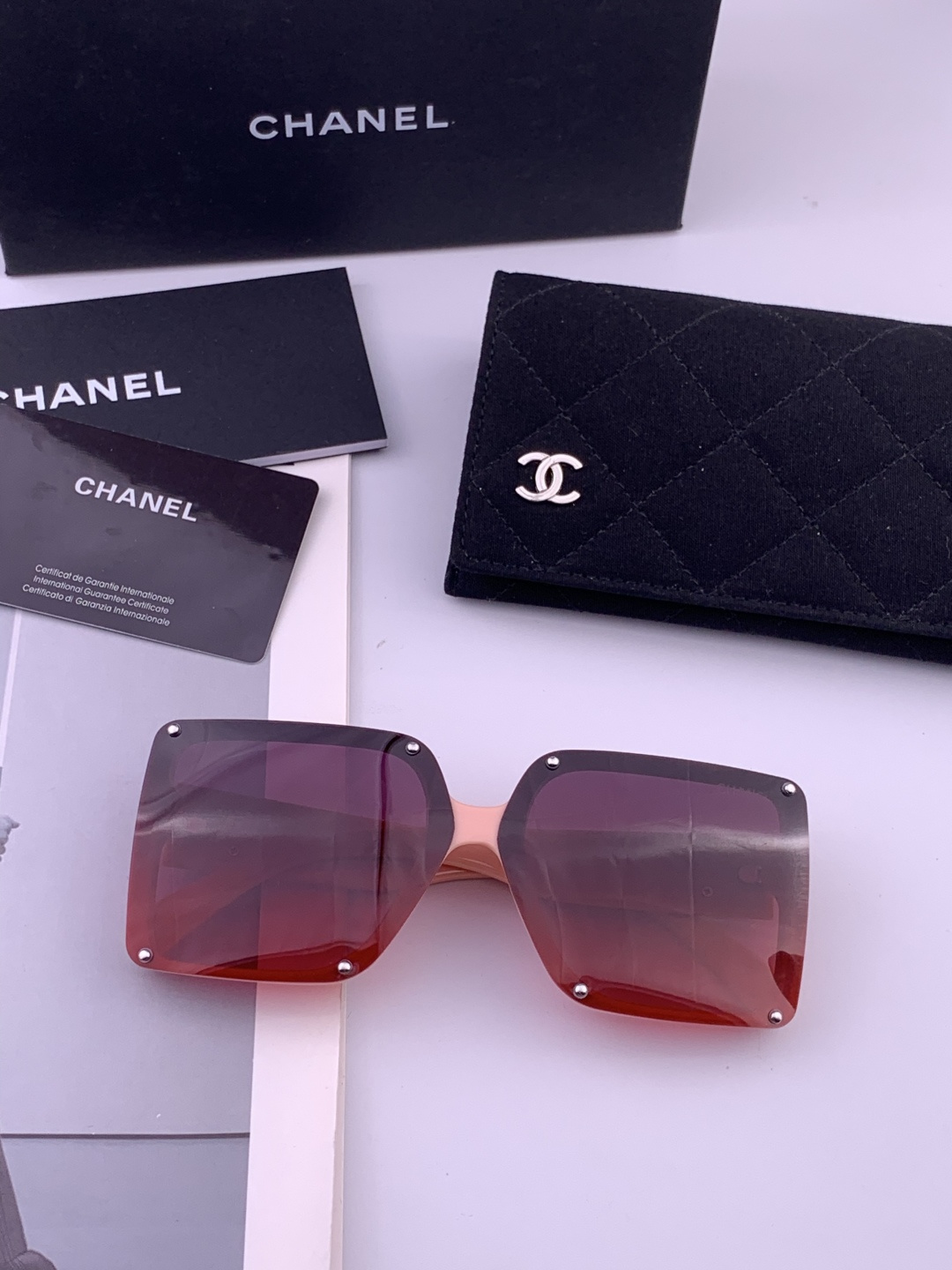 🔺CHANEL🔻官方早春新款，众多明星同款[色]香奈儿‼️‼️新款大框偏光墨镜 ，镜腿LOGO小珍珠🌈🌈