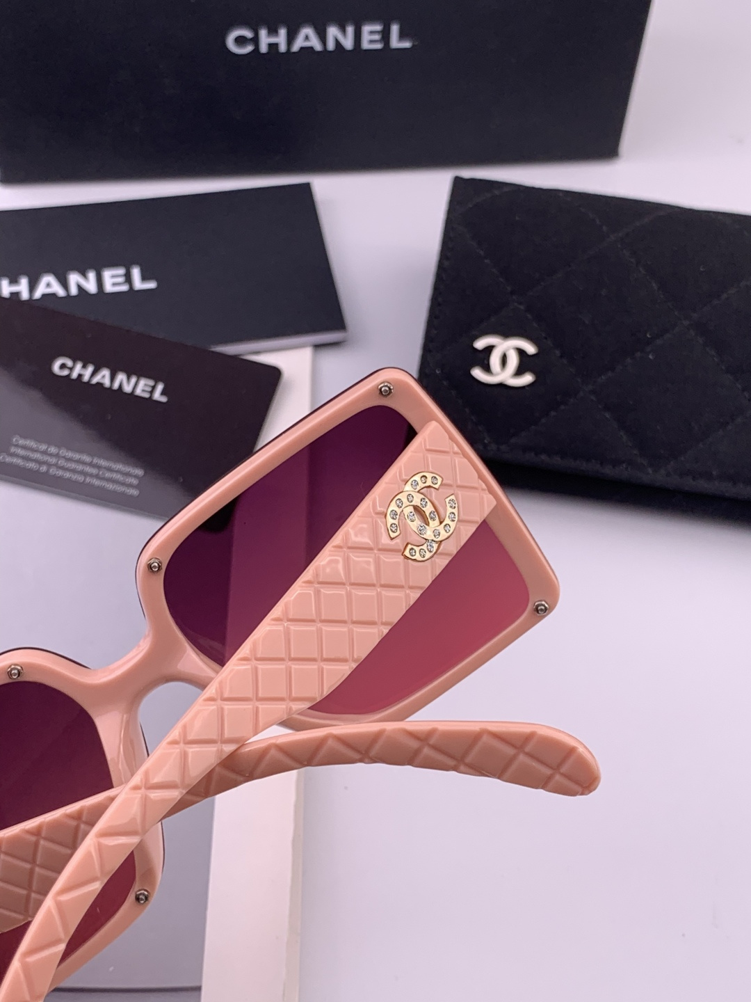 🔺CHANEL🔻官方早春新款，众多明星同款[色]香奈儿‼️‼️新款大框偏光墨镜 ，镜腿LOGO小珍珠🌈🌈