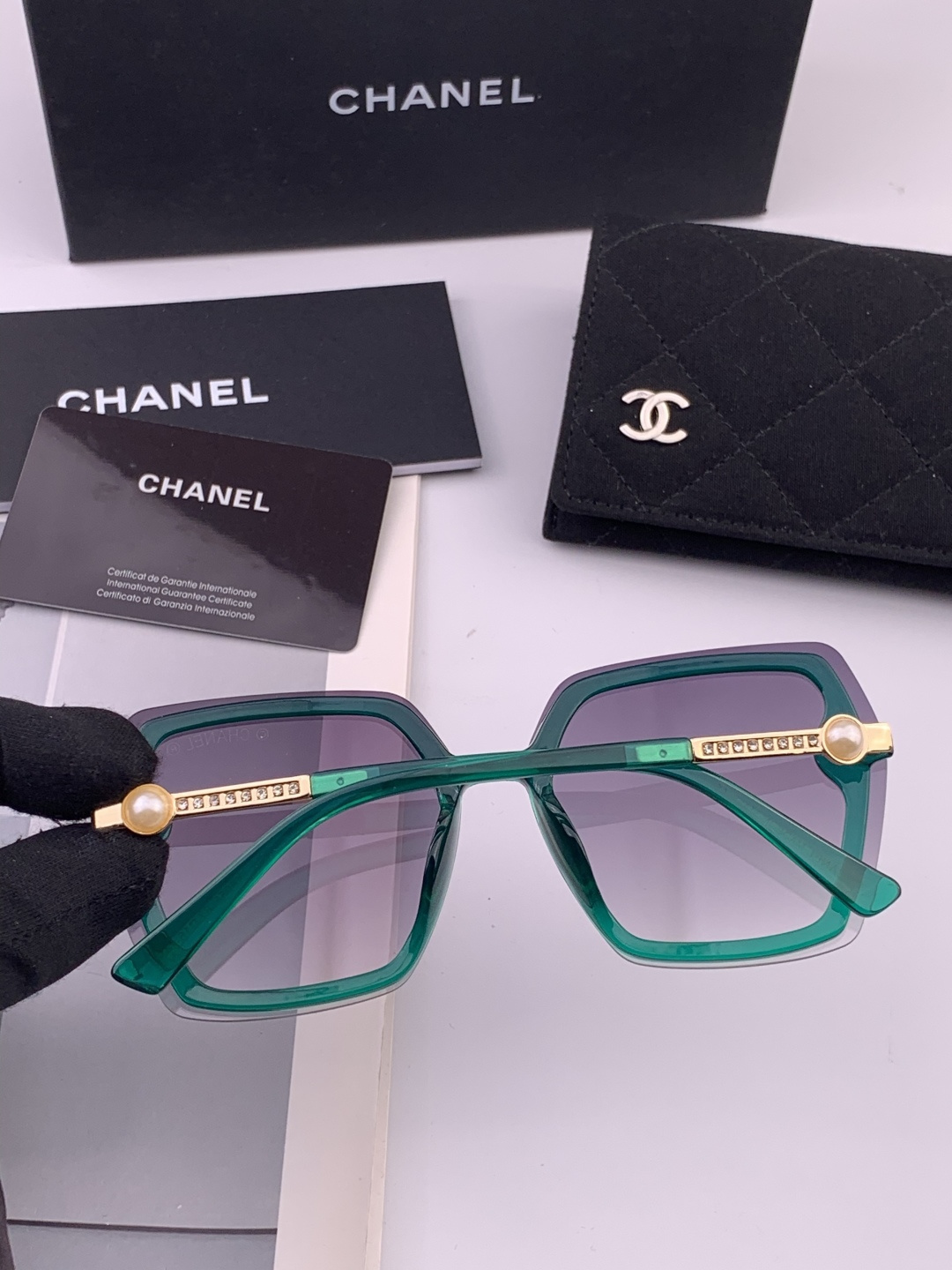 🔺CHANEL🔻官方早春新款，众多明星同款[色]香奈儿‼️‼️新款大框偏光墨镜 ，镜腿LOGO小珍珠🌈🌈