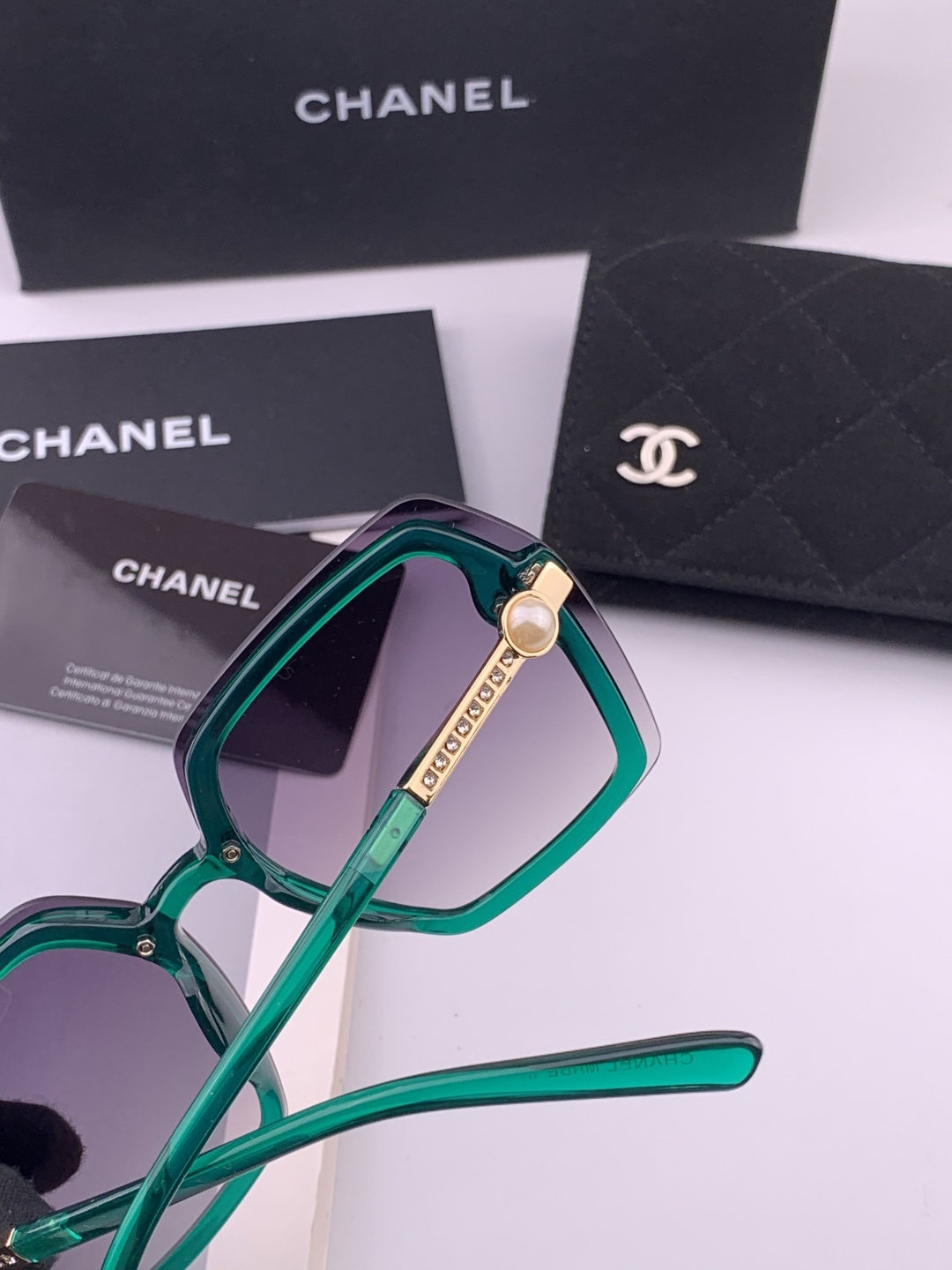 🔺CHANEL🔻官方早春新款，众多明星同款[色]香奈儿‼️‼️新款大框偏光墨镜 ，镜腿LOGO小珍珠🌈🌈