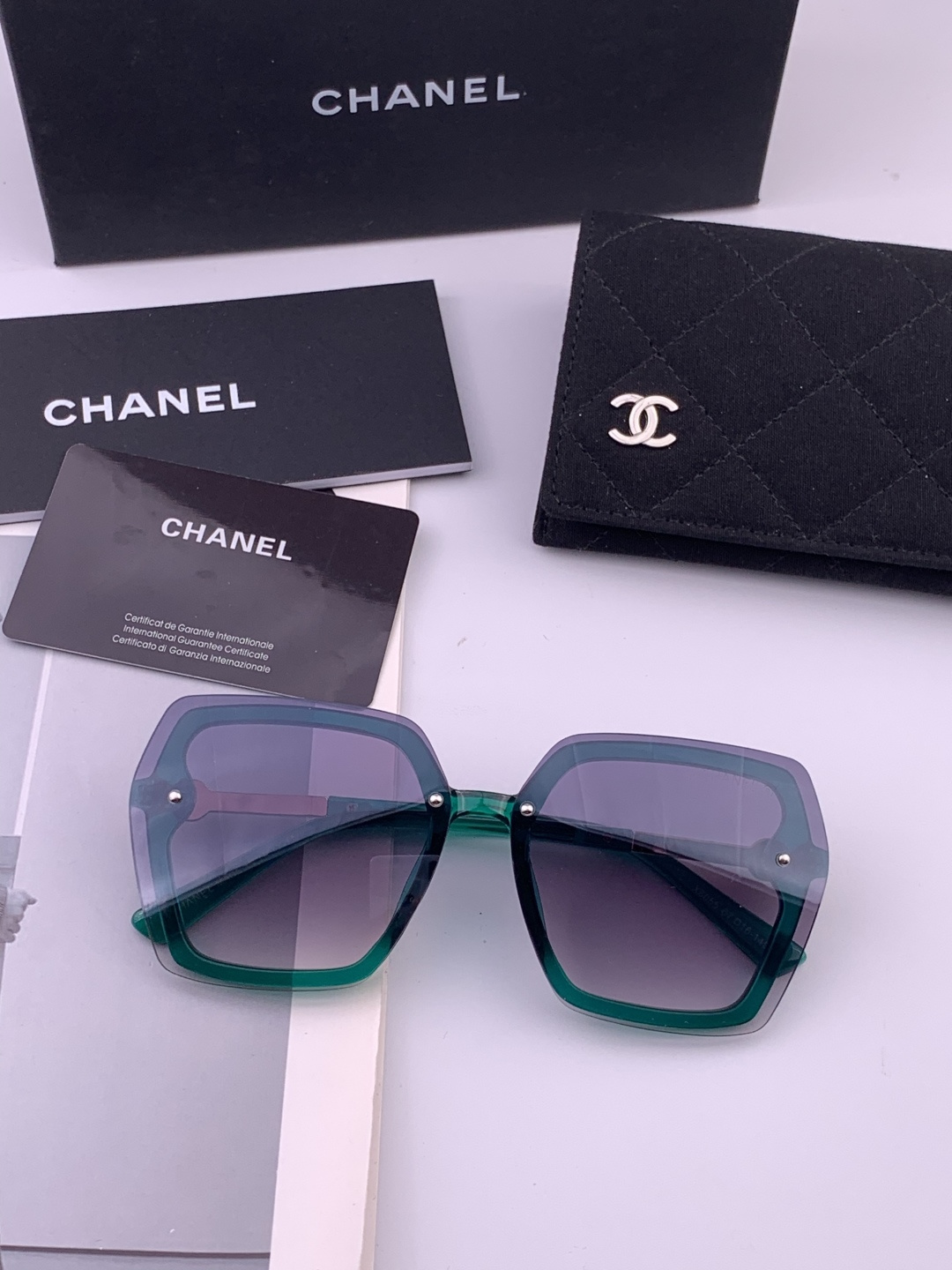 🔺CHANEL🔻官方早春新款，众多明星同款[色]香奈儿‼️‼️新款大框偏光墨镜 ，镜腿LOGO小珍珠🌈🌈