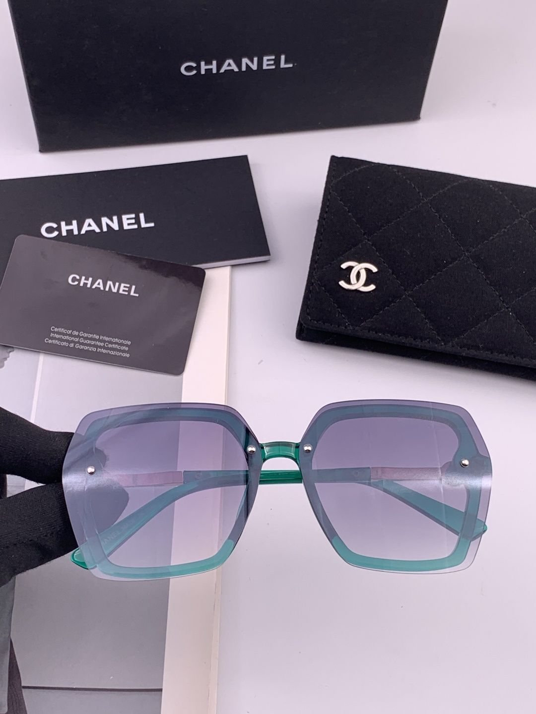 🔺CHANEL🔻官方早春新款，众多明星同款[色]香奈儿‼️‼️新款大框偏光墨镜 ，镜腿LOGO小珍珠🌈🌈