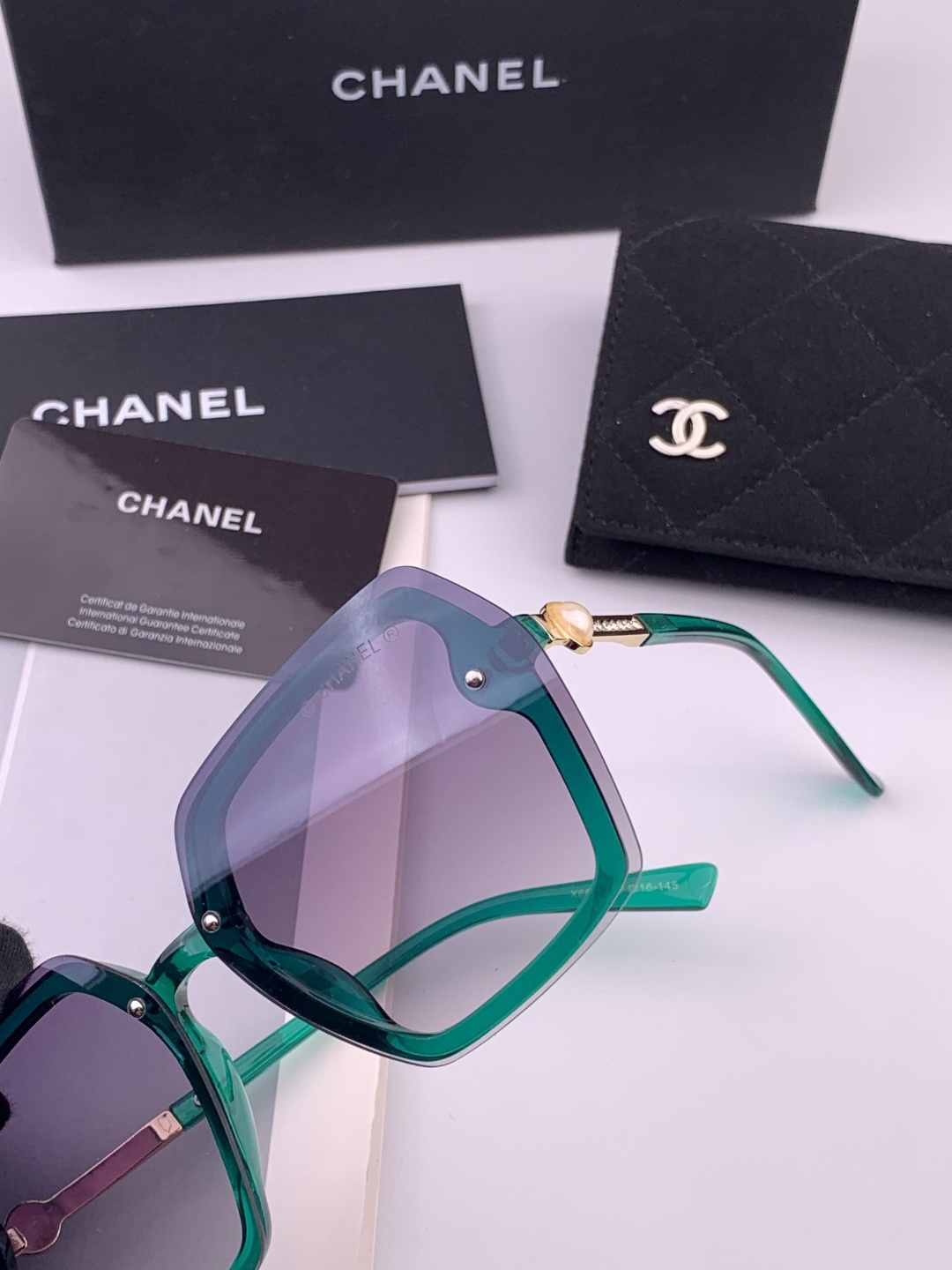 🔺CHANEL🔻官方早春新款，众多明星同款[色]香奈儿‼️‼️新款大框偏光墨镜 ，镜腿LOGO小珍珠🌈🌈