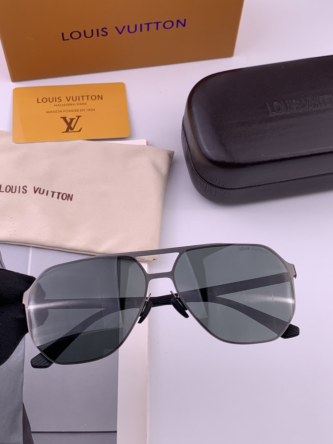 LV 男款炫彩飞行员偏光太阳镜 ❤️材质：高清尼龙加厚卡槽高清偏光镜片 🌹无边框镜架💕颜👍型号：L622