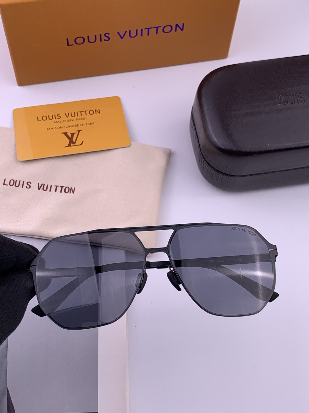 ♦️LV 新款男女情侣款太阳镜多边形墨镜iP电镀永不褪色 超轻超有弹性整幅眼镜无螺丝重要的是压不坏 高清