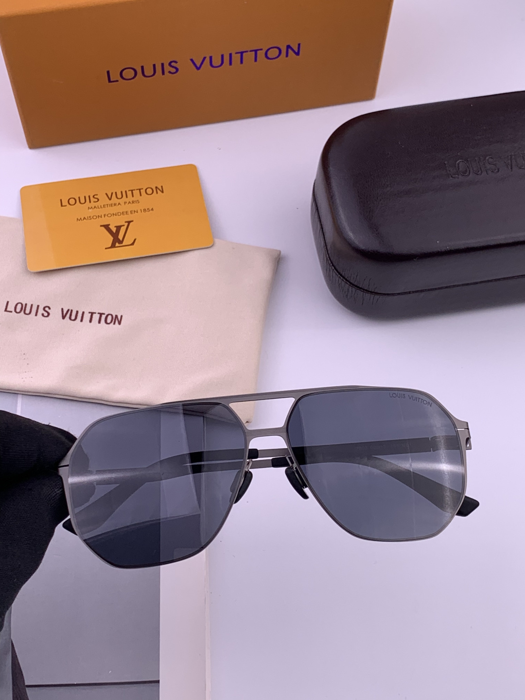 ♦️LV 新款男女情侣款太阳镜多边形墨镜iP电镀永不褪色 超轻超有弹性整幅眼镜无螺丝重要的是压不坏 高清