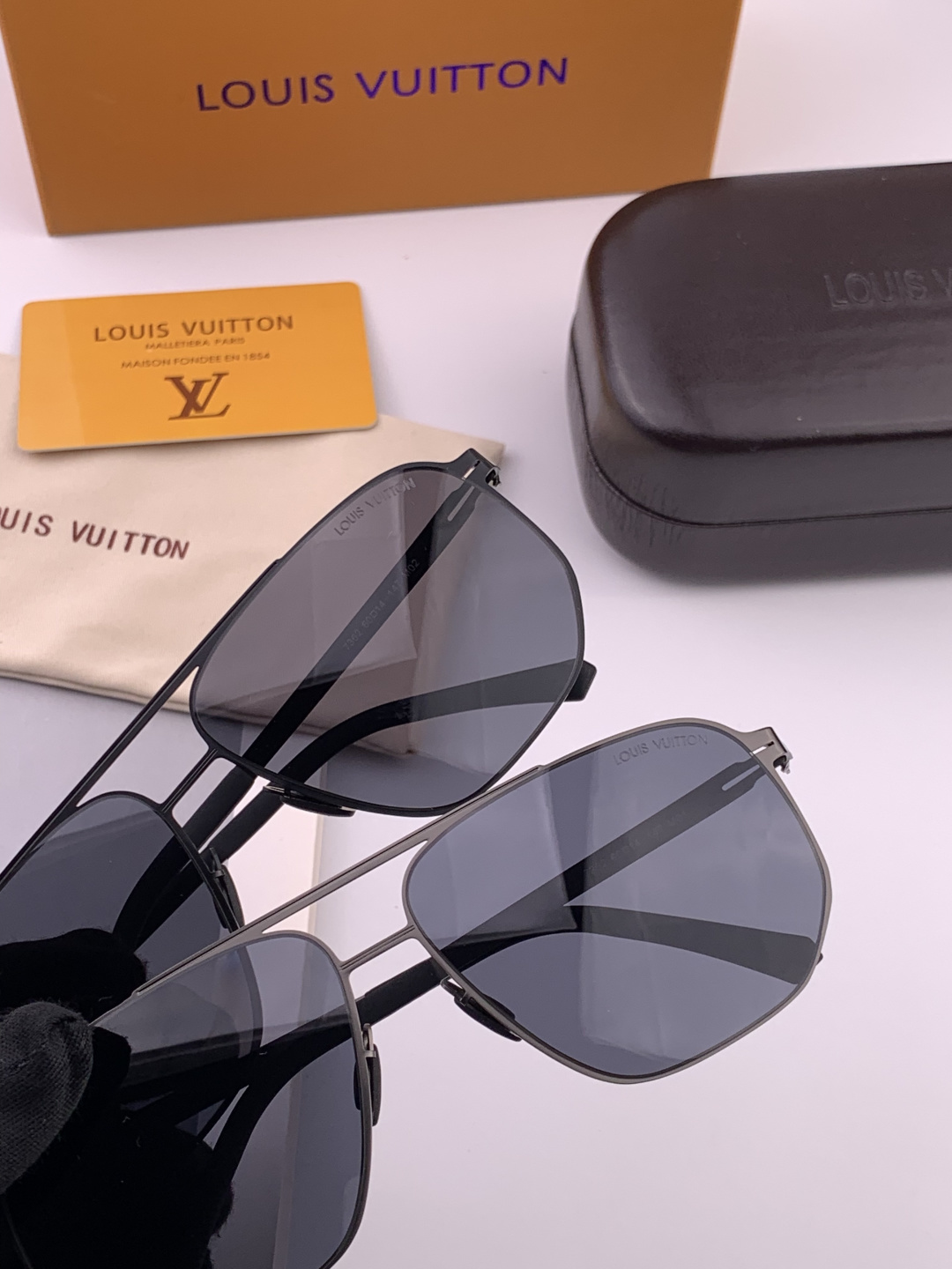 ♦️LV 新款男女情侣款太阳镜多边形墨镜iP电镀永不褪色 超轻超有弹性整幅眼镜无螺丝重要的是压不坏 高清