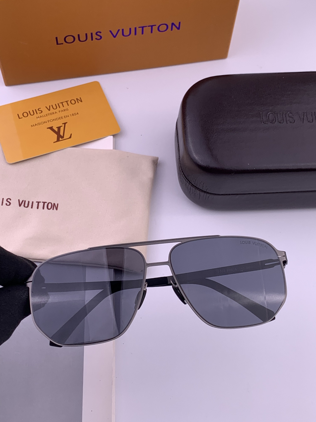 ♦️LV 新款男女情侣款太阳镜多边形墨镜iP电镀永不褪色 超轻超有弹性整幅眼镜无螺丝重要的是压不坏 高清