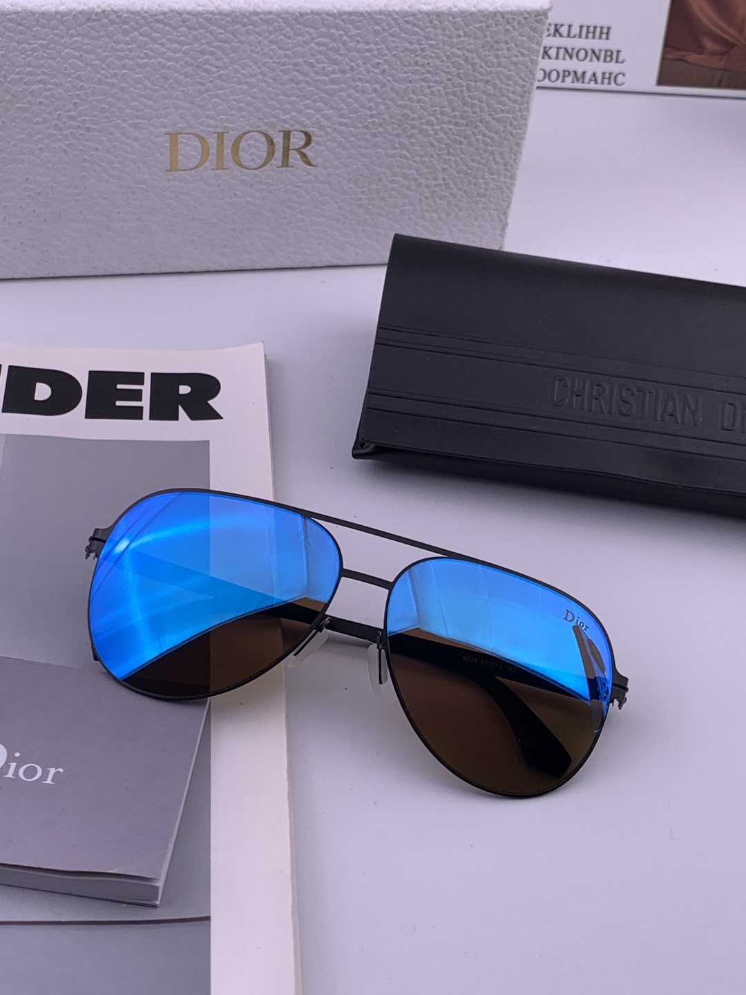 DIOR-迪奥 新款超轻无螺丝压不坏系列情侣款太阳镜高清尼龙镜片 商务旅行版 绅士高清太阳眼镜 （舒适薄