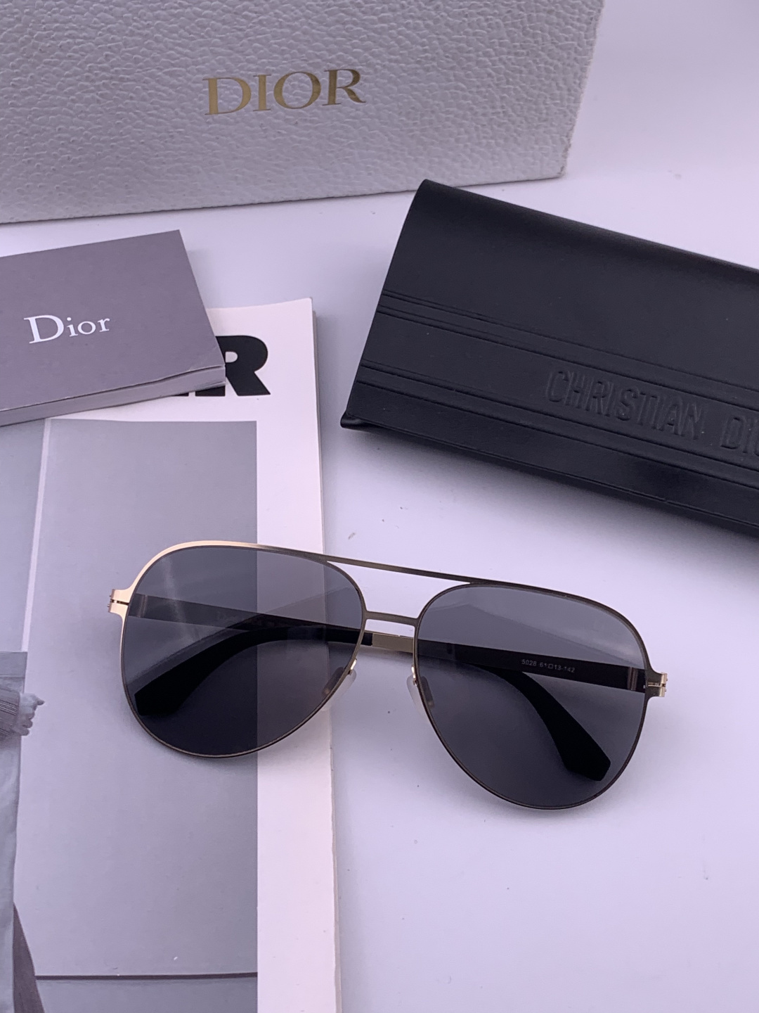 DIOR-迪奥 新款超轻无螺丝压不坏系列情侣款太阳镜高清尼龙镜片 商务旅行版 绅士高清太阳眼镜 （舒适薄