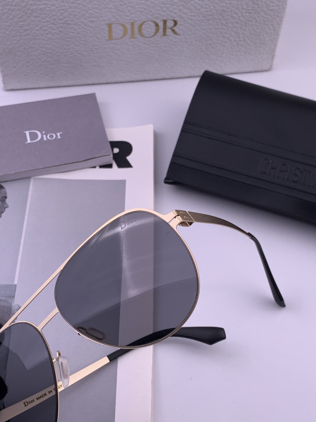 DIOR-迪奥 新款超轻无螺丝压不坏系列情侣款太阳镜高清尼龙镜片 商务旅行版 绅士高清太阳眼镜 （舒适薄