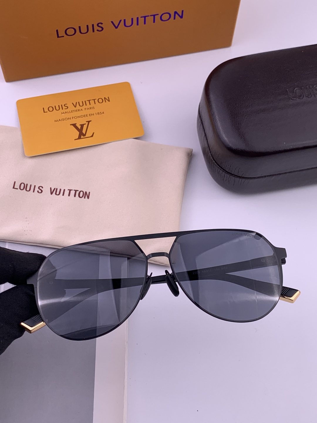 LV 男款炫彩飞行员偏光太阳镜 ❤️材质：高清尼龙加厚卡槽高清偏光镜片 🌹无边框镜架💕颜👍型号：L225