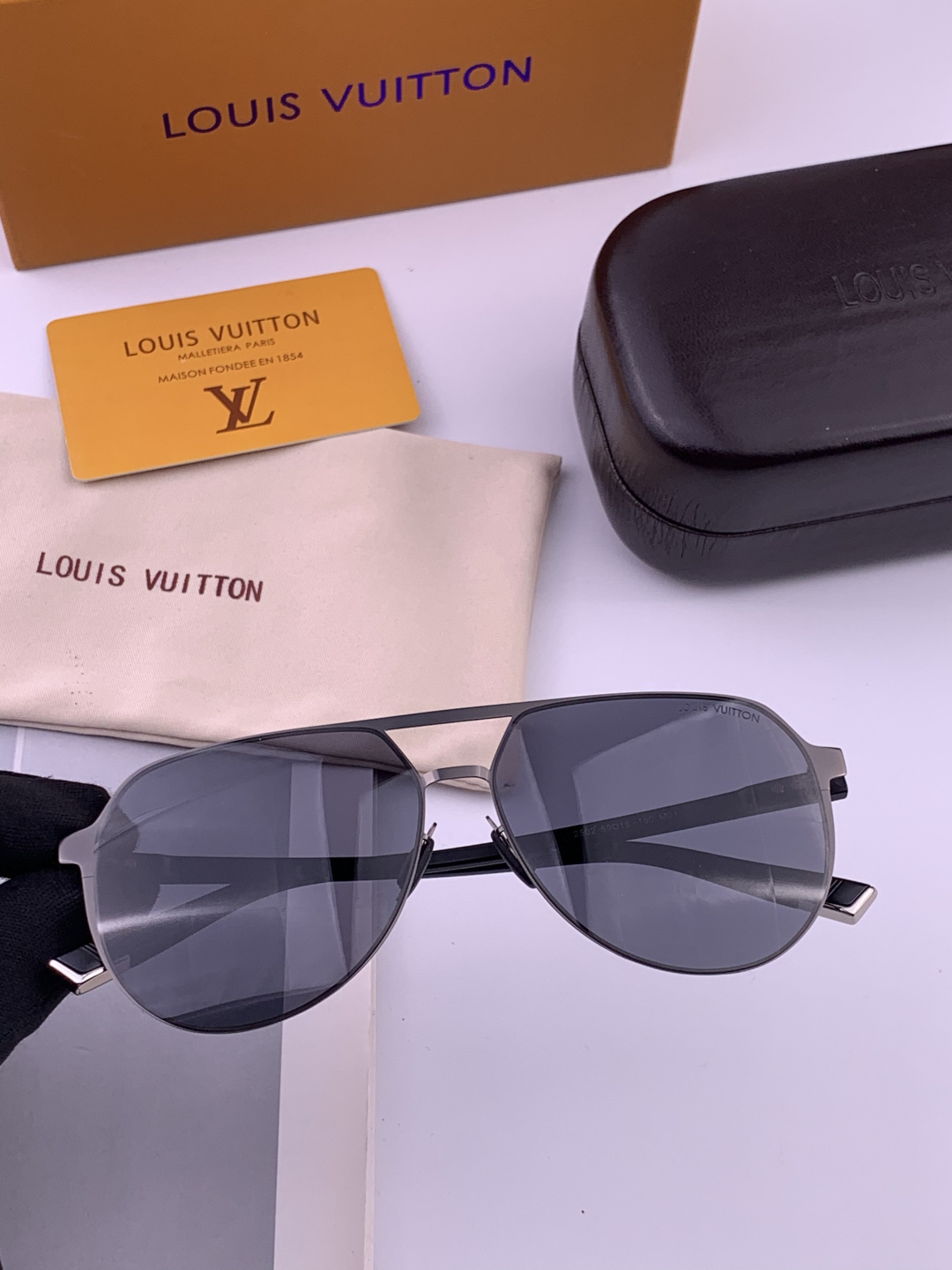 LV 男款炫彩飞行员偏光太阳镜 ❤️材质：高清尼龙加厚卡槽高清偏光镜片 🌹无边框镜架💕颜👍型号：L225