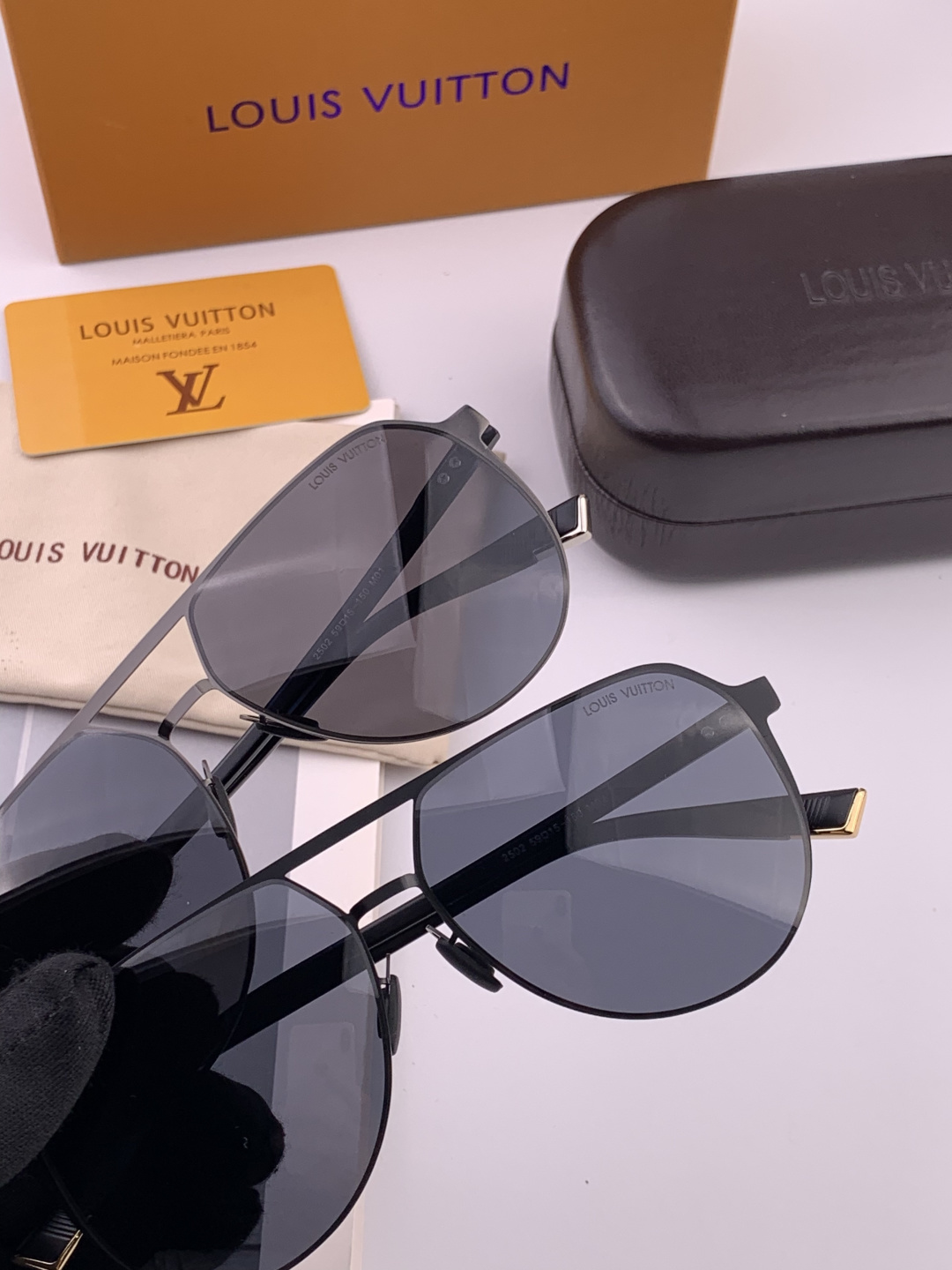 LV 男款炫彩飞行员偏光太阳镜 ❤️材质：高清尼龙加厚卡槽高清偏光镜片 🌹无边框镜架💕颜👍型号：L225