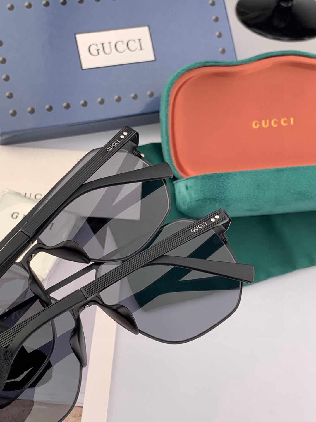 GUCCI 男款炫彩飞行员偏光太阳镜 ❤️材质：高清尼龙加厚卡槽高清偏光镜片 🌹无边框镜架💕颜👍型号：G