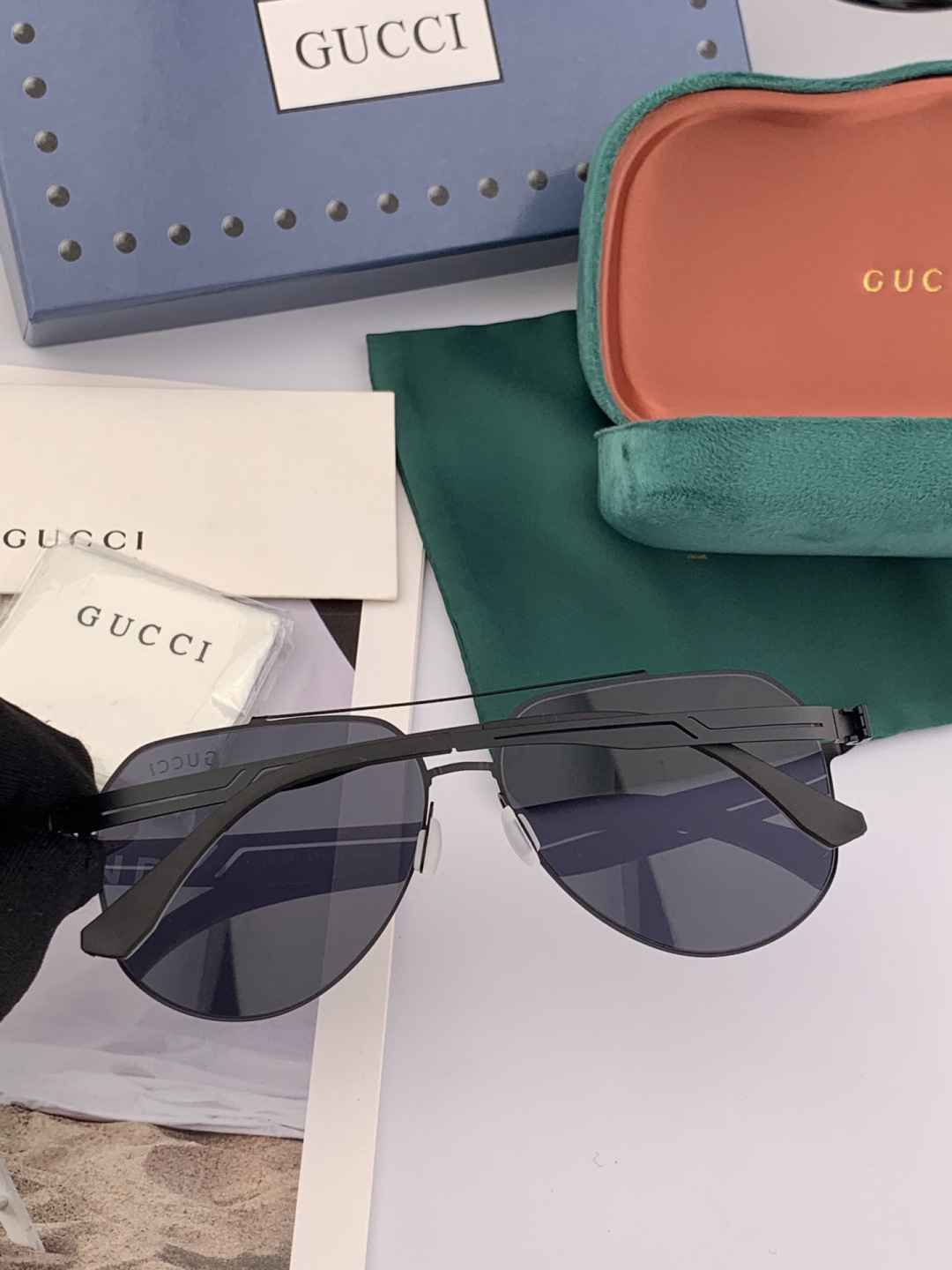 ♦️ GUCCI 新款男女情侣款太阳镜iP电镀永不褪色 超轻超有弹性整幅眼镜无螺丝重要的是压不坏 高清尼