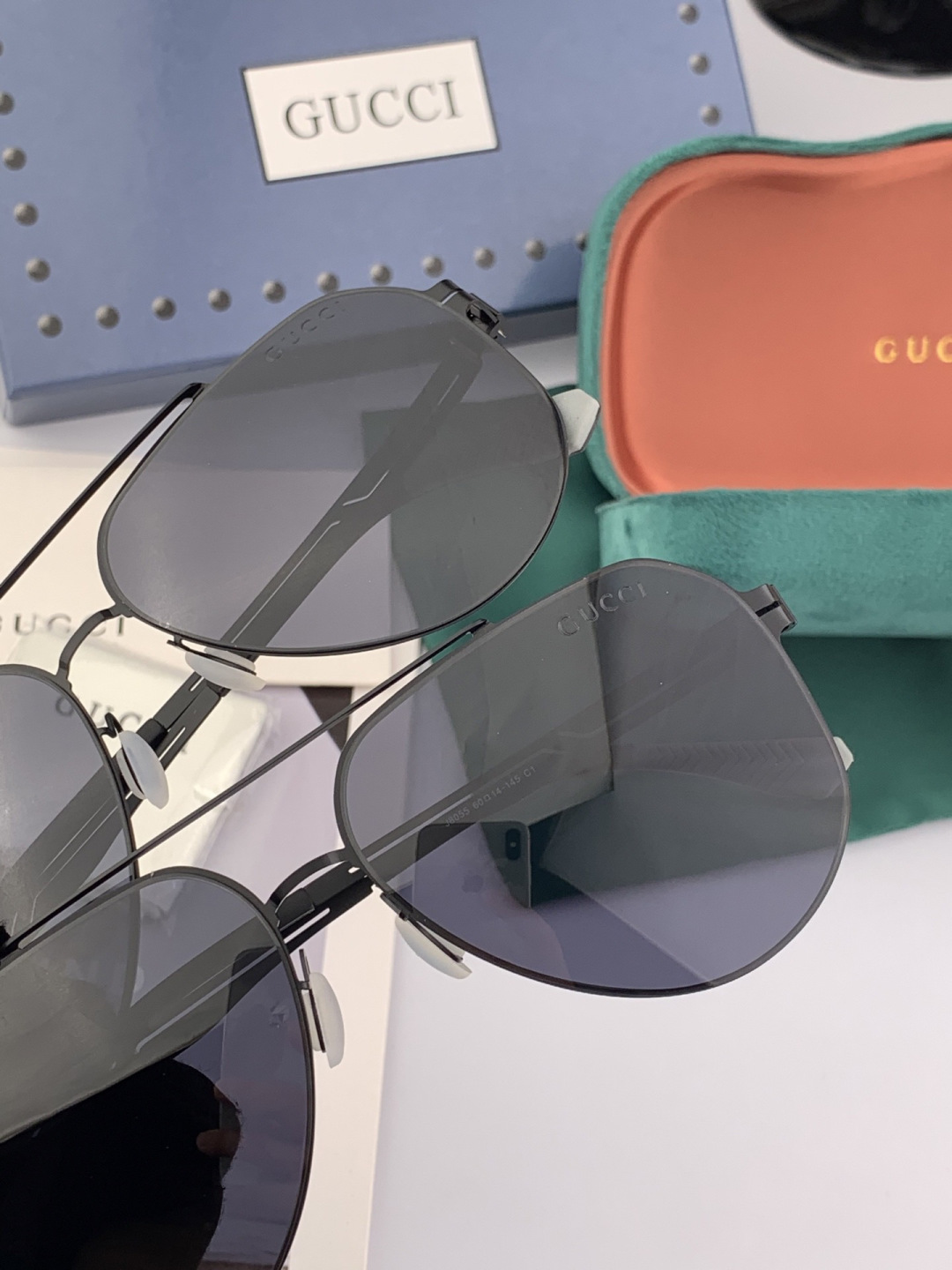 ♦️ GUCCI 新款男女情侣款太阳镜iP电镀永不褪色 超轻超有弹性整幅眼镜无螺丝重要的是压不坏 高清尼