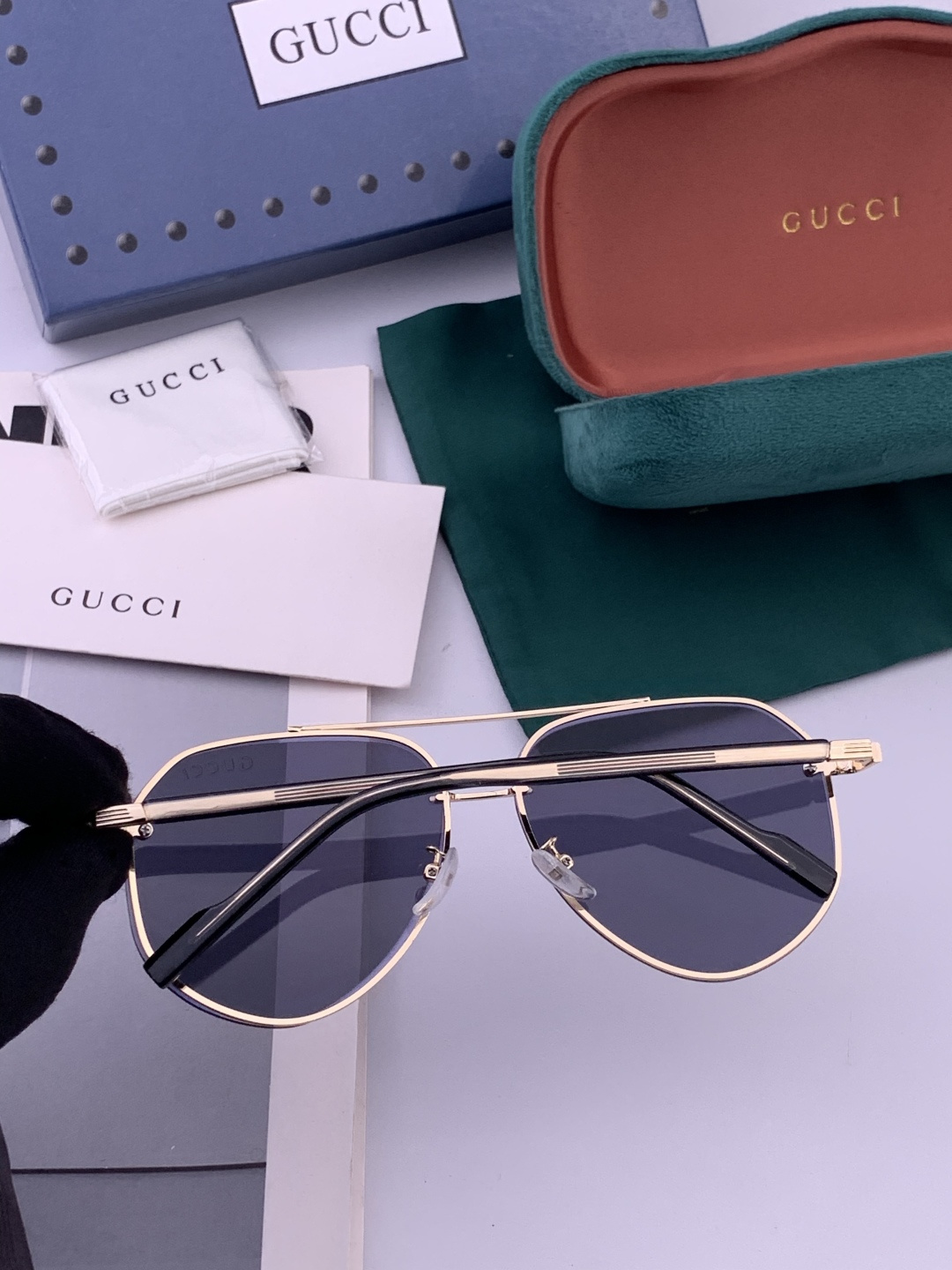 Gucci 男款炫彩飞行员偏光太阳镜 ❤️材质：高清尼龙加厚卡槽高清偏光镜片 🌹无边框镜架💕颜👍型号：G
