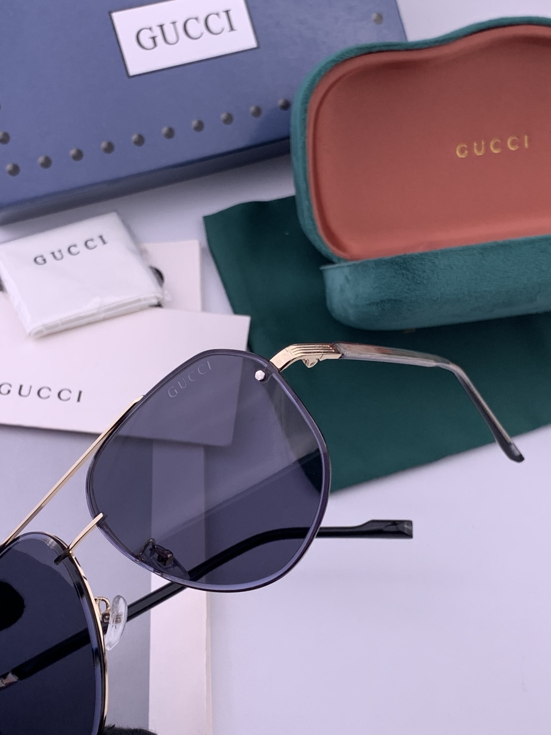 Gucci 男款炫彩飞行员偏光太阳镜 ❤️材质：高清尼龙加厚卡槽高清偏光镜片 🌹无边框镜架💕颜👍型号：G