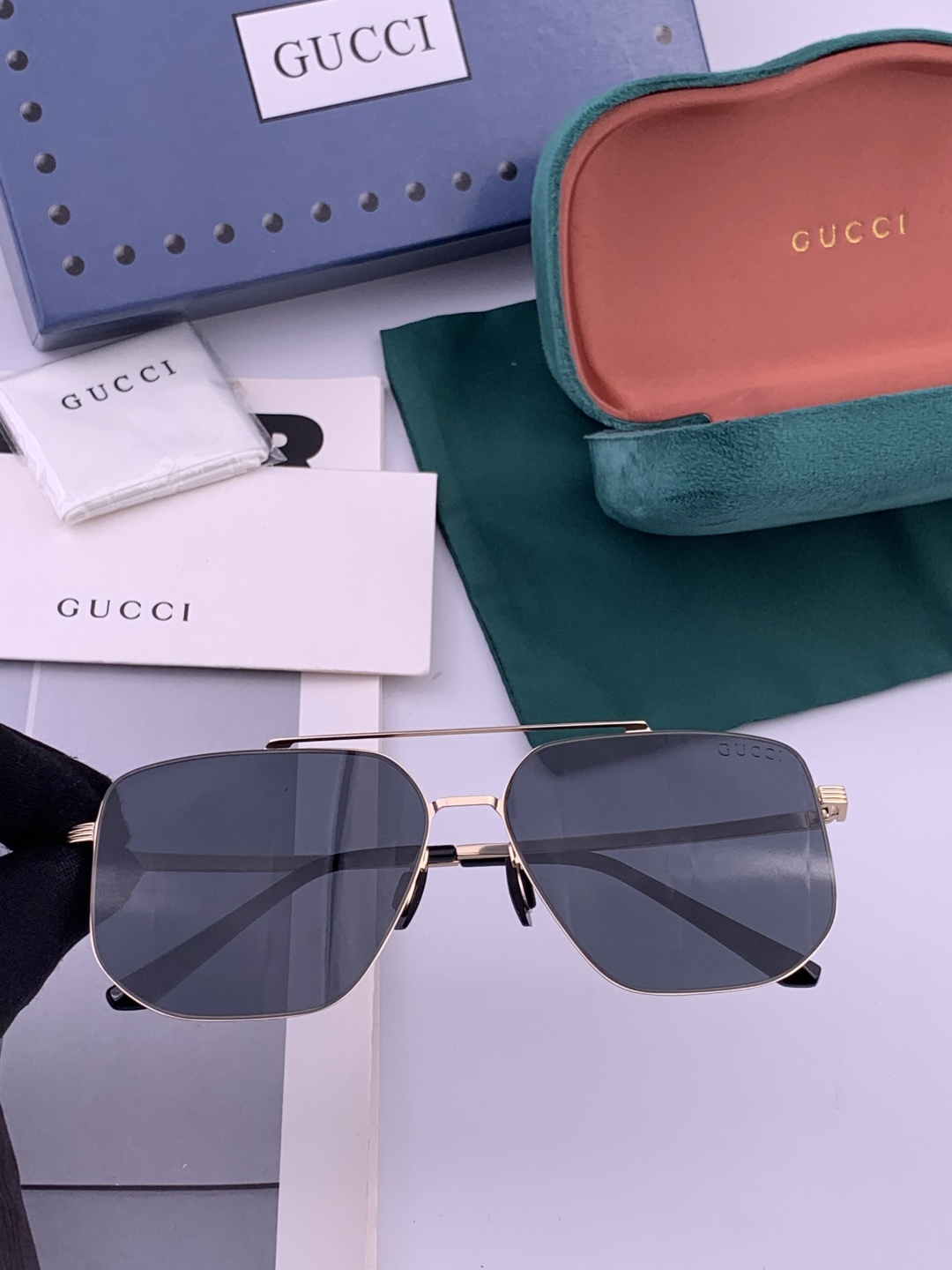 Gucci 男款炫彩飞行员偏光太阳镜 ❤️材质：高清尼龙加厚卡槽高清偏光镜片 🌹无边框镜架💕颜👍型号：G