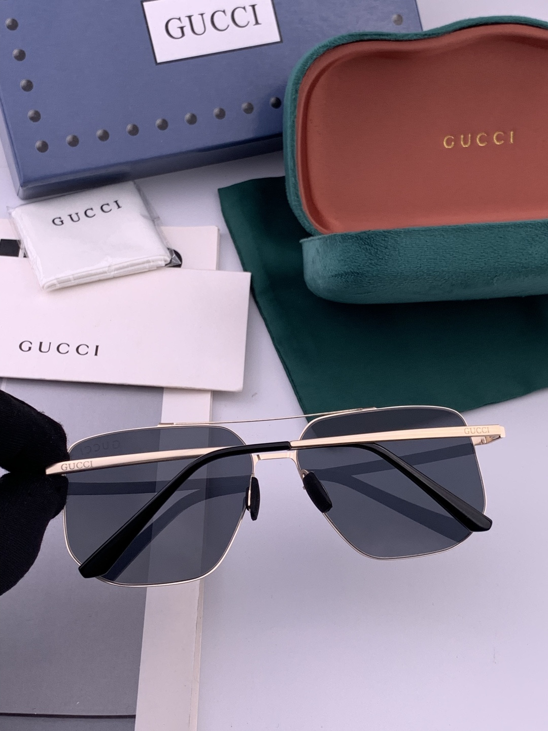 Gucci 男款炫彩飞行员偏光太阳镜 ❤️材质：高清尼龙加厚卡槽高清偏光镜片 🌹无边框镜架💕颜👍型号：G