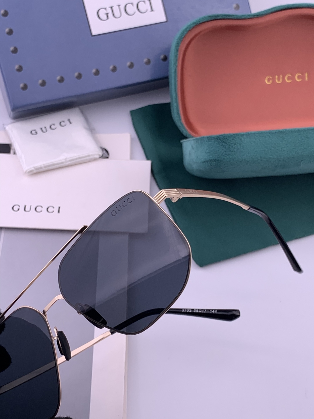 Gucci 男款炫彩飞行员偏光太阳镜 ❤️材质：高清尼龙加厚卡槽高清偏光镜片 🌹无边框镜架💕颜👍型号：G