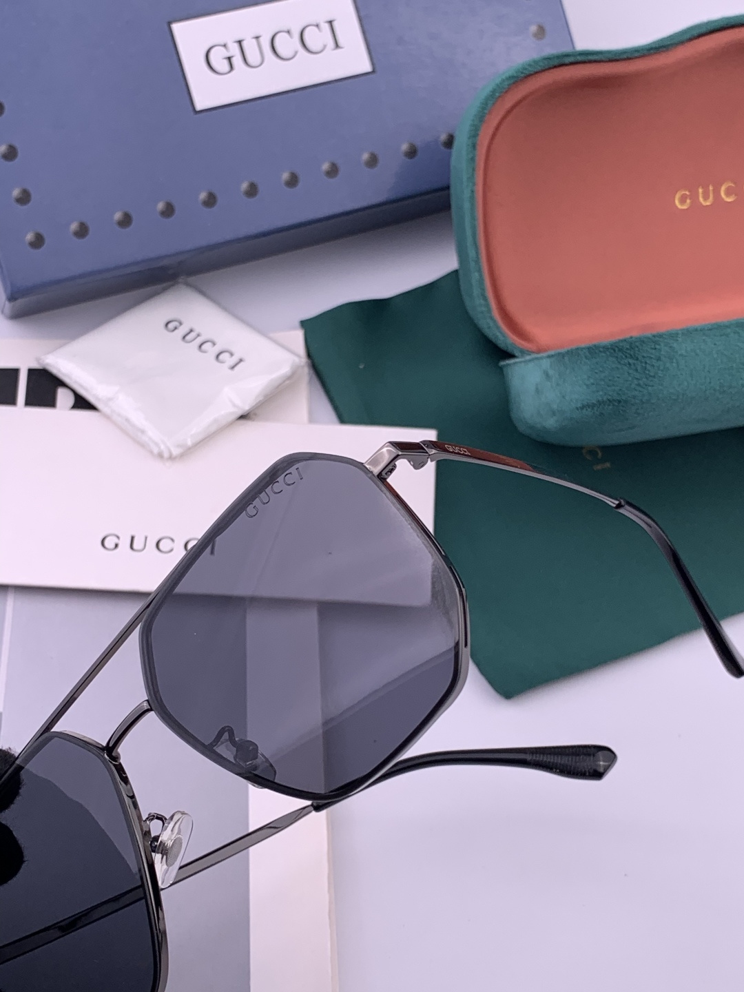 Gucci 男款炫彩飞行员偏光太阳镜 ❤️材质：高清尼龙加厚卡槽高清偏光镜片 🌹无边框镜架💕颜👍型号：G