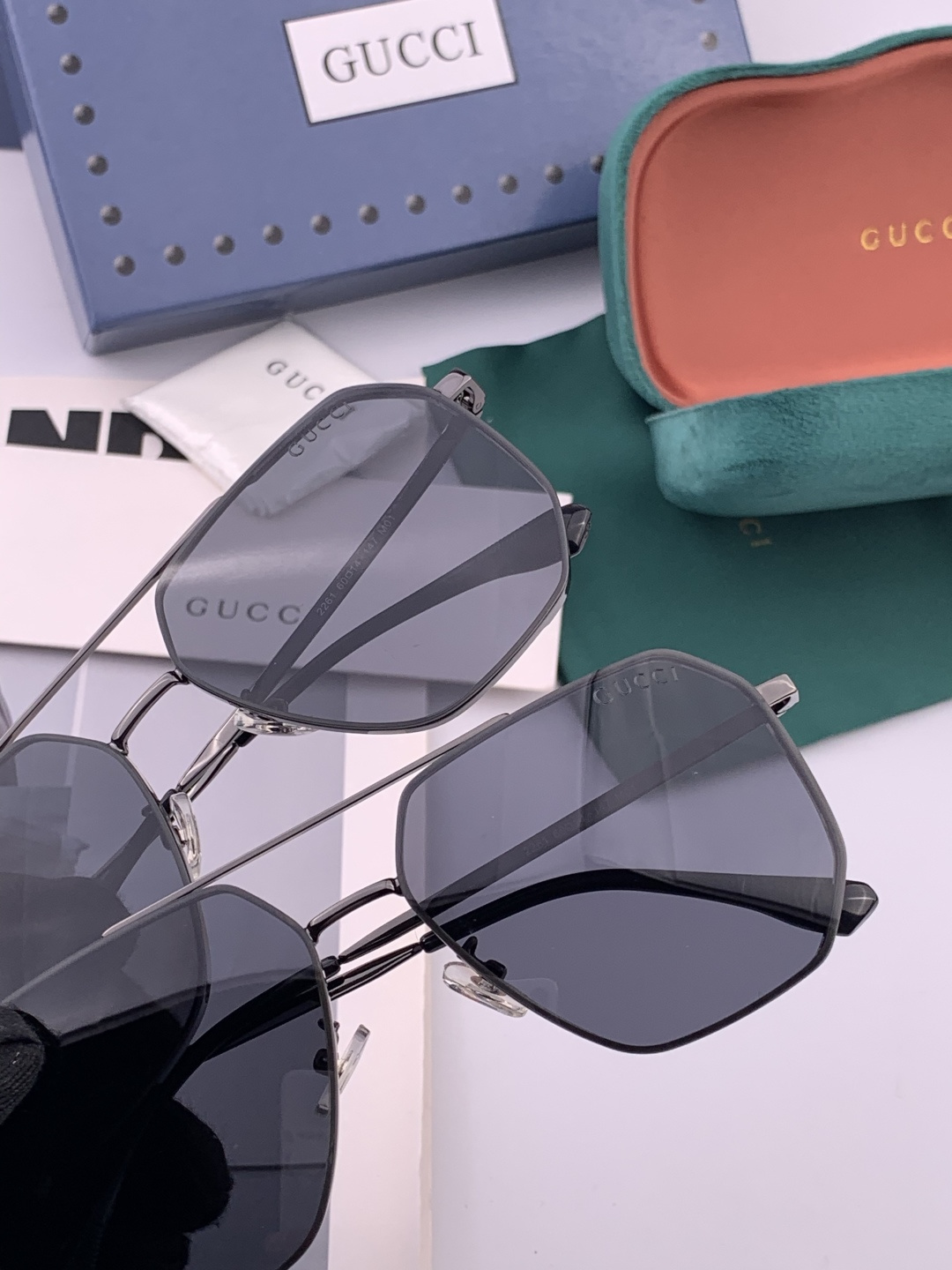 Gucci 男款炫彩飞行员偏光太阳镜 ❤️材质：高清尼龙加厚卡槽高清偏光镜片 🌹无边框镜架💕颜👍型号：G