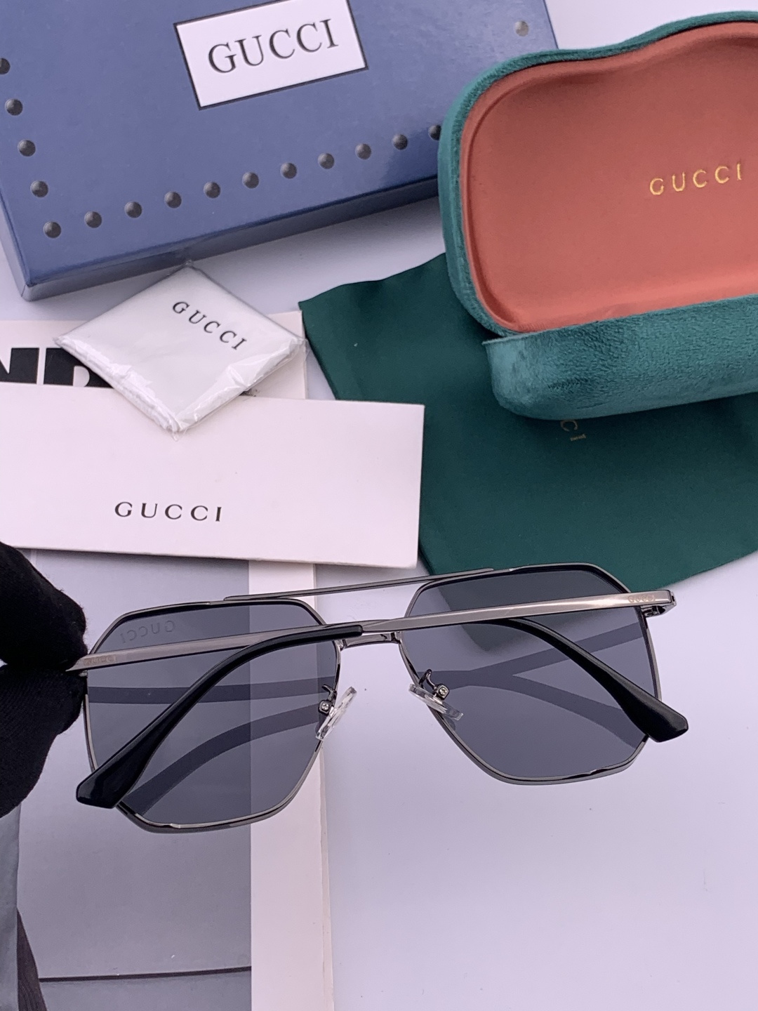 Gucci 男款炫彩飞行员偏光太阳镜 ❤️材质：高清尼龙加厚卡槽高清偏光镜片 🌹无边框镜架💕颜👍型号：G