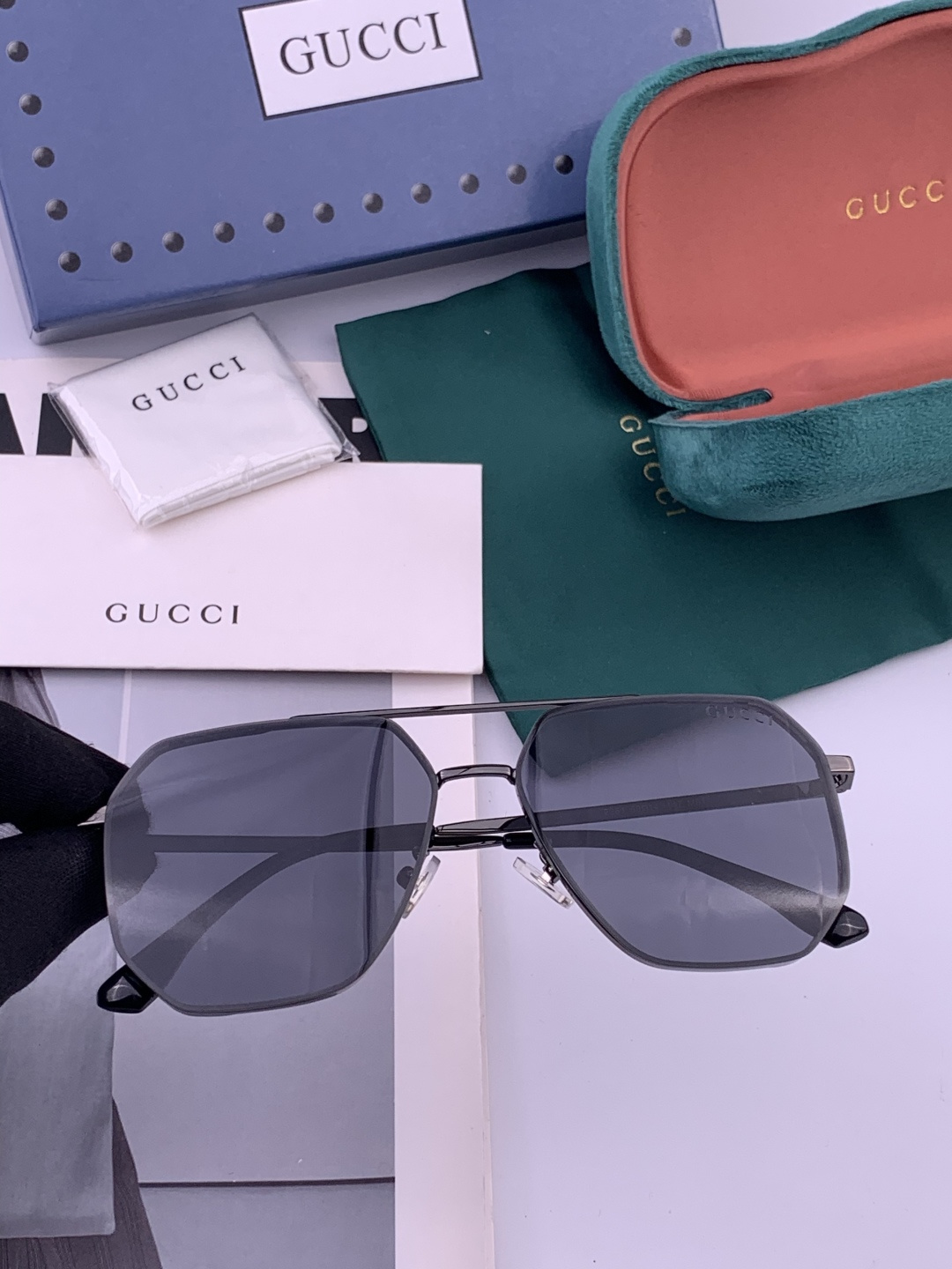 Gucci 男款炫彩飞行员偏光太阳镜 ❤️材质：高清尼龙加厚卡槽高清偏光镜片 🌹无边框镜架💕颜👍型号：G
