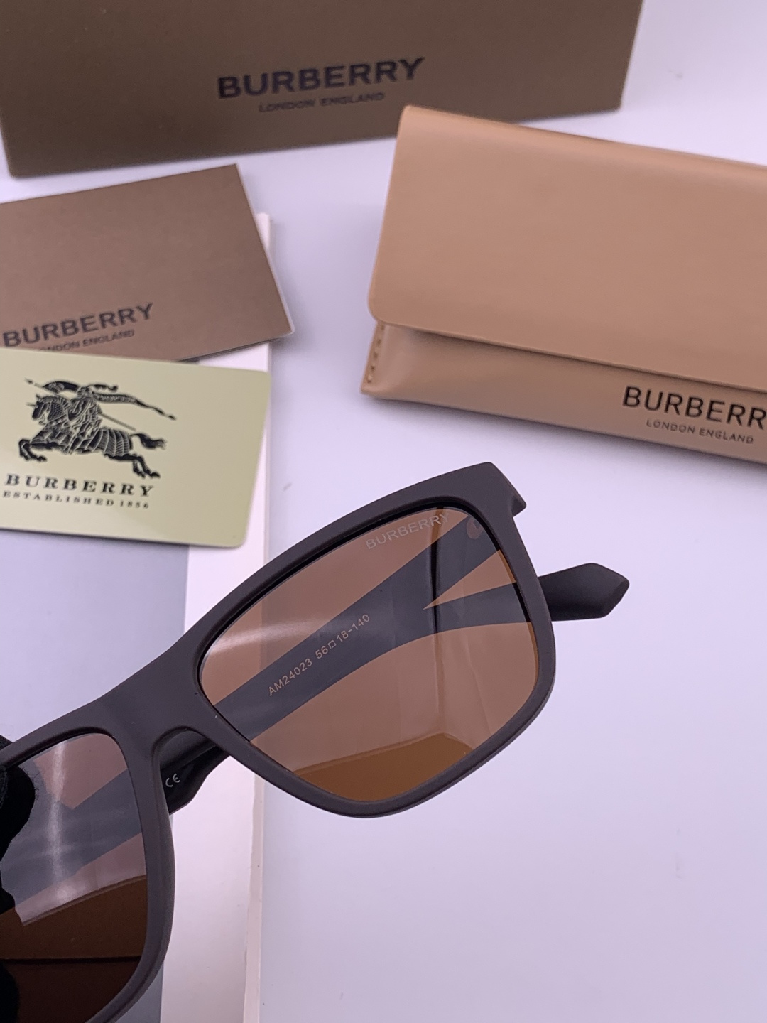 【偏光系列太阳镜】🎈原版出货 巴宝莉网红超爆款💙经典奢华全球风[强][酷][亲亲] 时尚方框太阳镜[得意