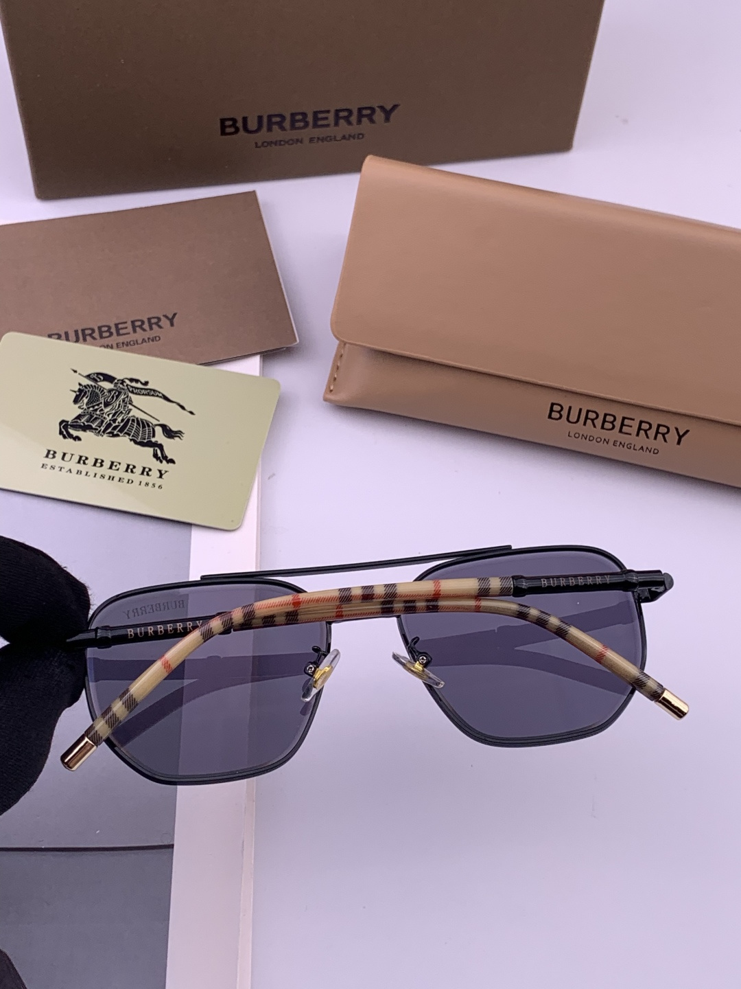 BURBERRY 巴宝莉 男士太阳眼镜 🕶🕶正版蛤蟆 太阳镜💋💋👣👣 高品质 不挑脸 火的狠 🍁🍁💯💯🐝