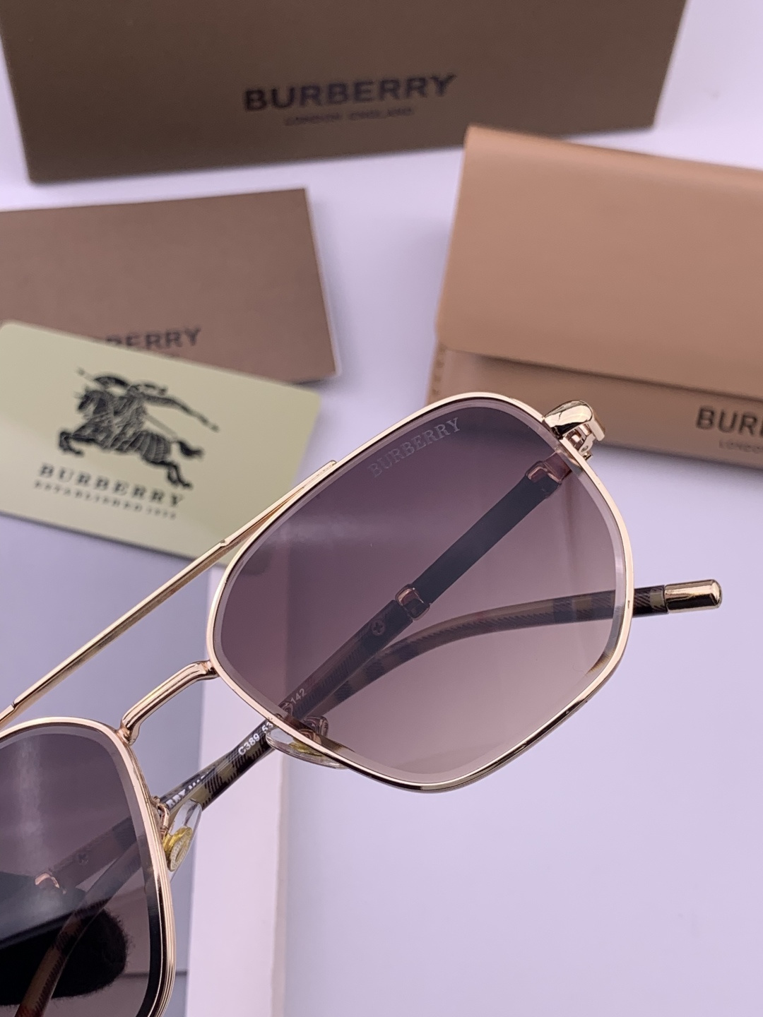 BURBERRY 巴宝莉 男士太阳眼镜 🕶🕶正版蛤蟆 太阳镜💋💋👣👣 高品质 不挑脸 火的狠 🍁🍁💯💯🐝