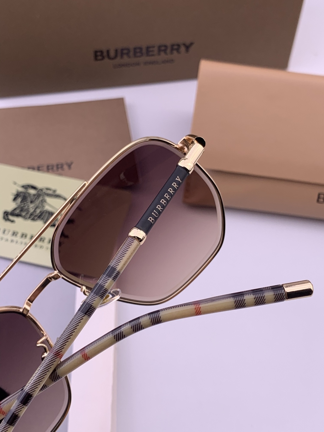 BURBERRY 巴宝莉 男士太阳眼镜 🕶🕶正版蛤蟆 太阳镜💋💋👣👣 高品质 不挑脸 火的狠 🍁🍁💯💯🐝