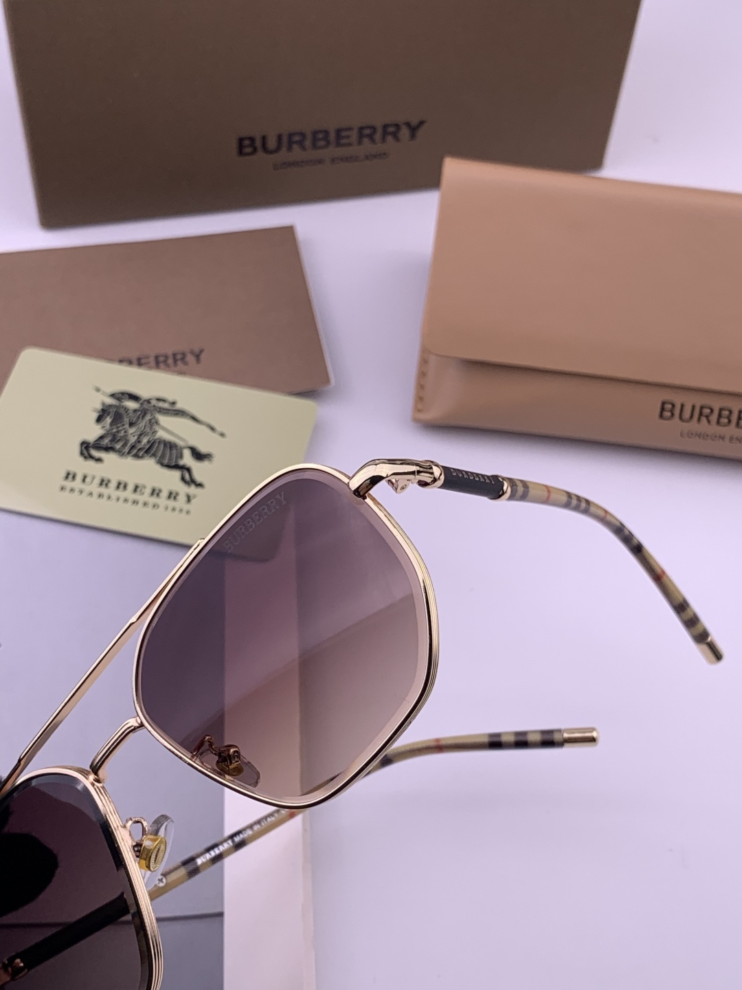BURBERRY 巴宝莉 男士太阳眼镜 🕶🕶正版蛤蟆 太阳镜💋💋👣👣 高品质 不挑脸 火的狠 🍁🍁💯💯🐝