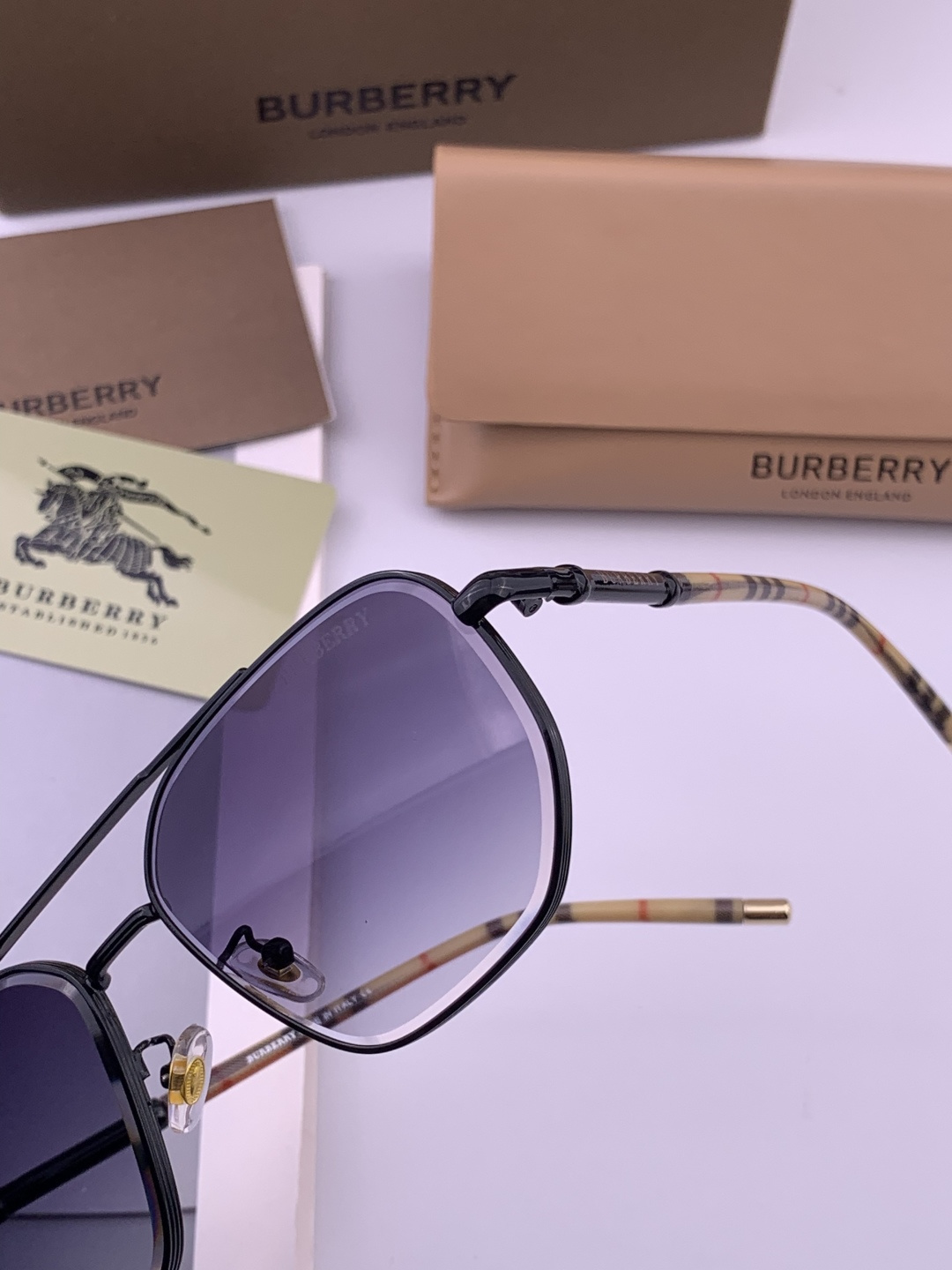 BURBERRY 巴宝莉 男士太阳眼镜 🕶🕶正版蛤蟆 太阳镜💋💋👣👣 高品质 不挑脸 火的狠 🍁🍁💯💯🐝