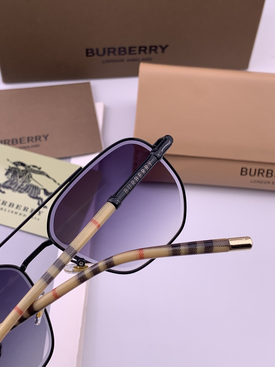 BURBERRY 巴宝莉 男士太阳眼镜 🕶🕶正版蛤蟆 太阳镜💋💋👣👣 高品质 不挑脸 火的狠 🍁🍁💯💯🐝