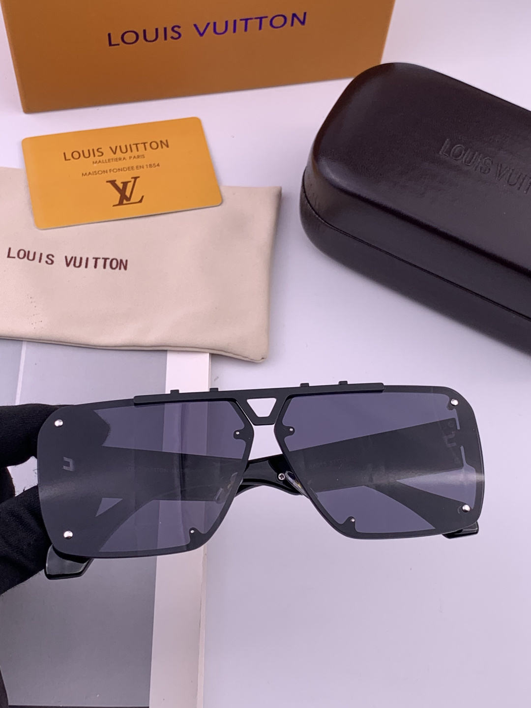 LV。高品质男女款”太阳镜。 开车钓鱼都可。百搭显瘦墨镜韩版男士飞行员大框司机开车防紫外线太阳镜，型号：