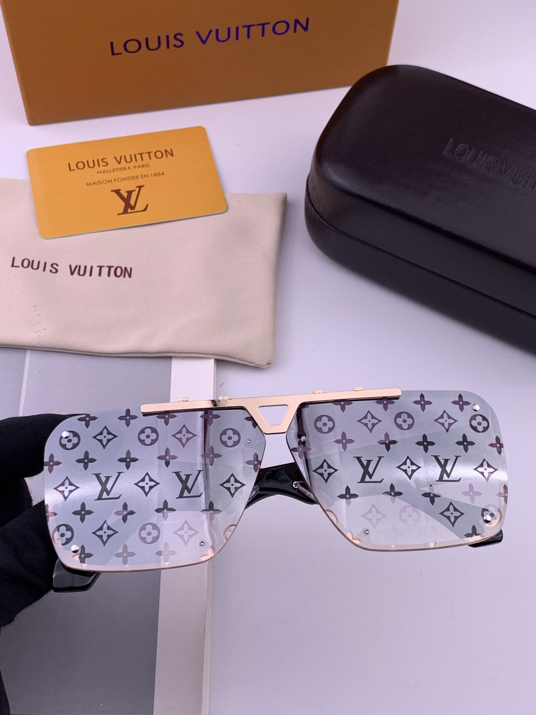 LV。高品质男女款”太阳镜。 开车钓鱼都可。百搭显瘦墨镜韩版男士飞行员大框司机开车防紫外线太阳镜，型号：