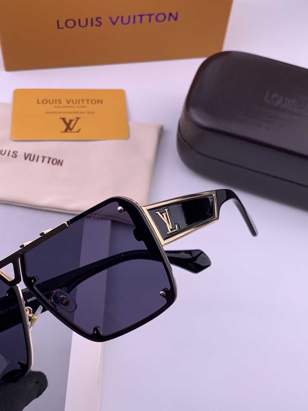 LV。高品质男女款”太阳镜。 开车钓鱼都可。百搭显瘦墨镜韩版男士飞行员大框司机开车防紫外线太阳镜，型号：