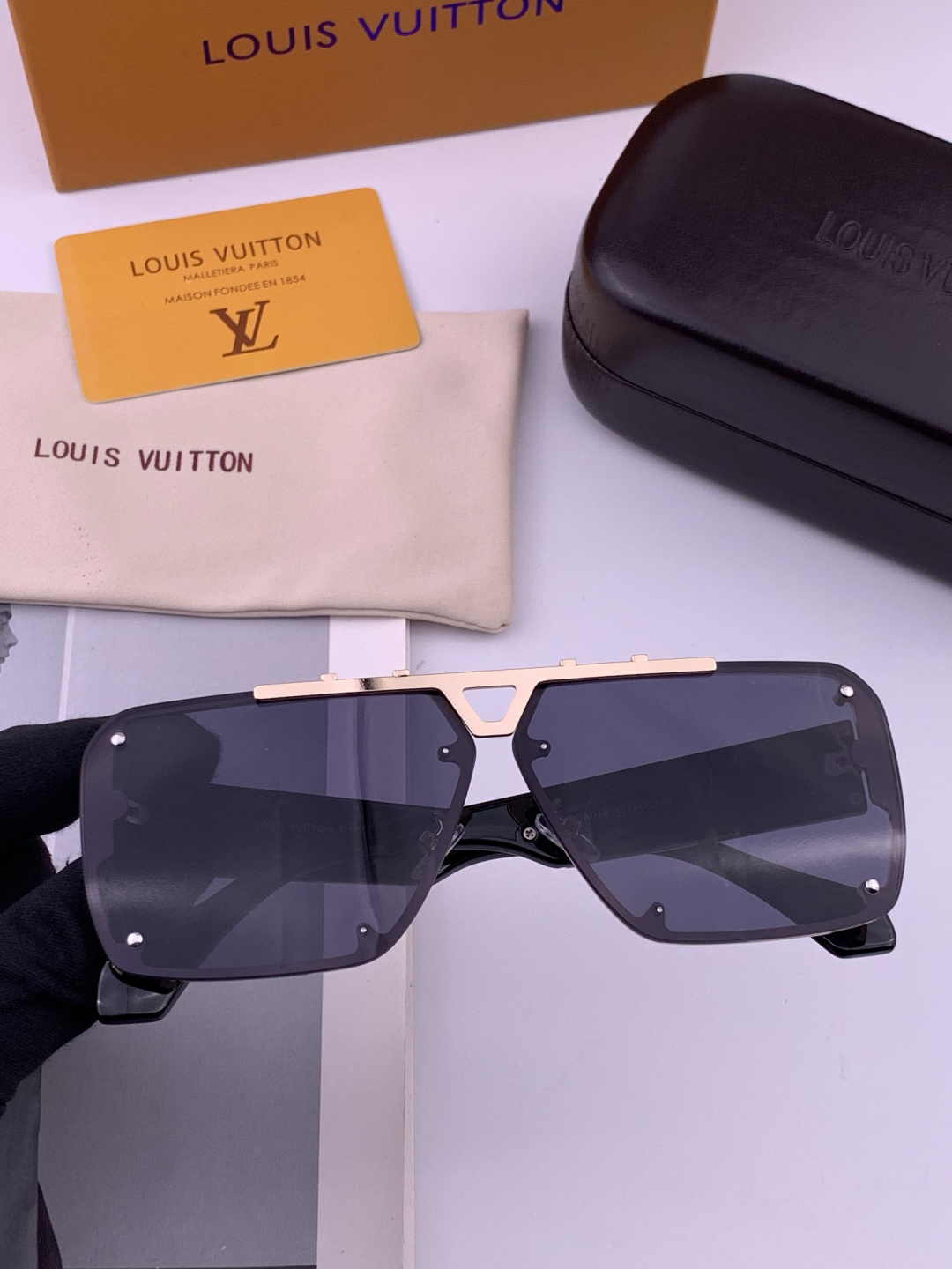 LV。高品质男女款”太阳镜。 开车钓鱼都可。百搭显瘦墨镜韩版男士飞行员大框司机开车防紫外线太阳镜，型号：