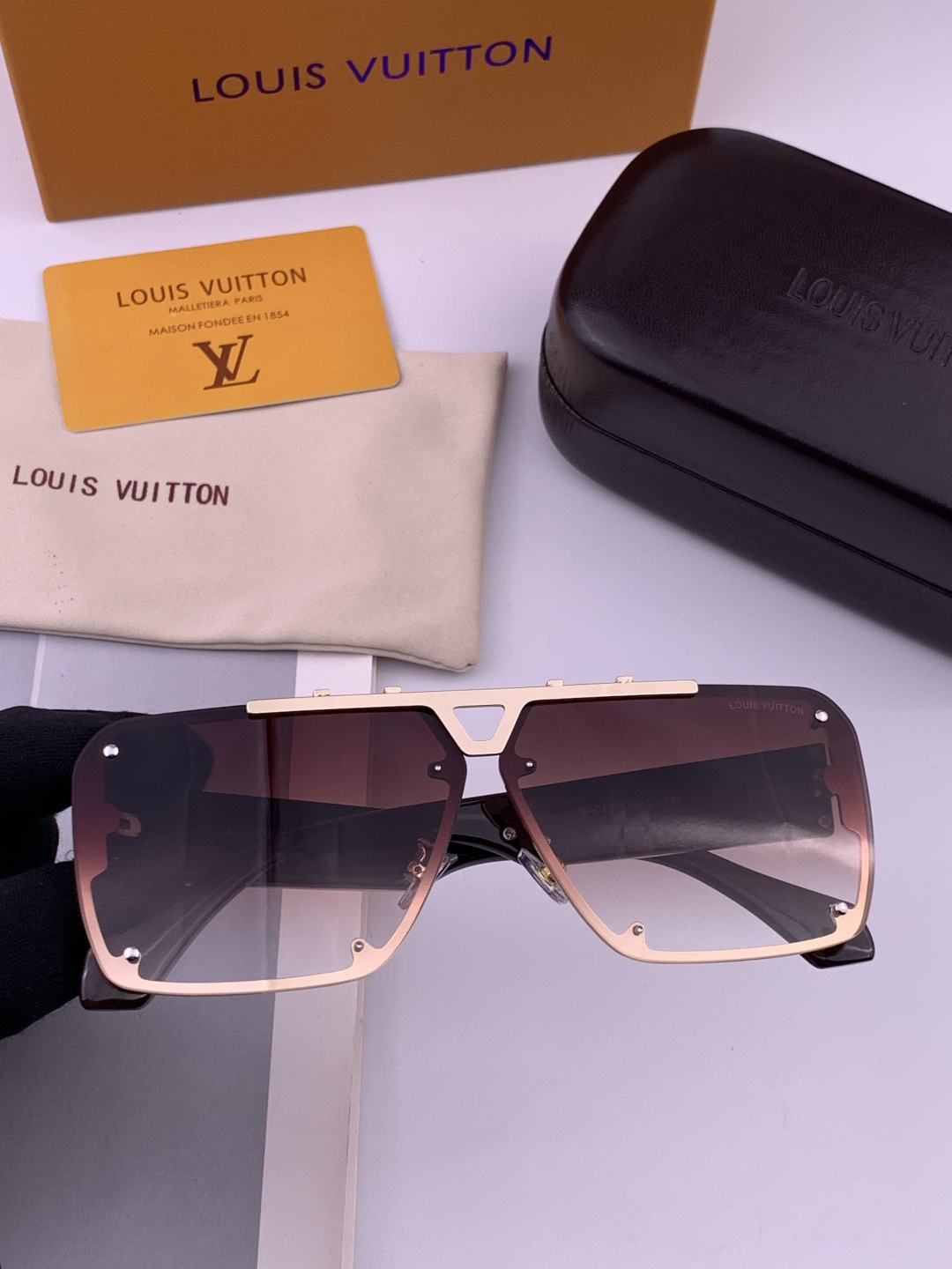 LV。高品质男女款”太阳镜。 开车钓鱼都可。百搭显瘦墨镜韩版男士飞行员大框司机开车防紫外线太阳镜，型号：