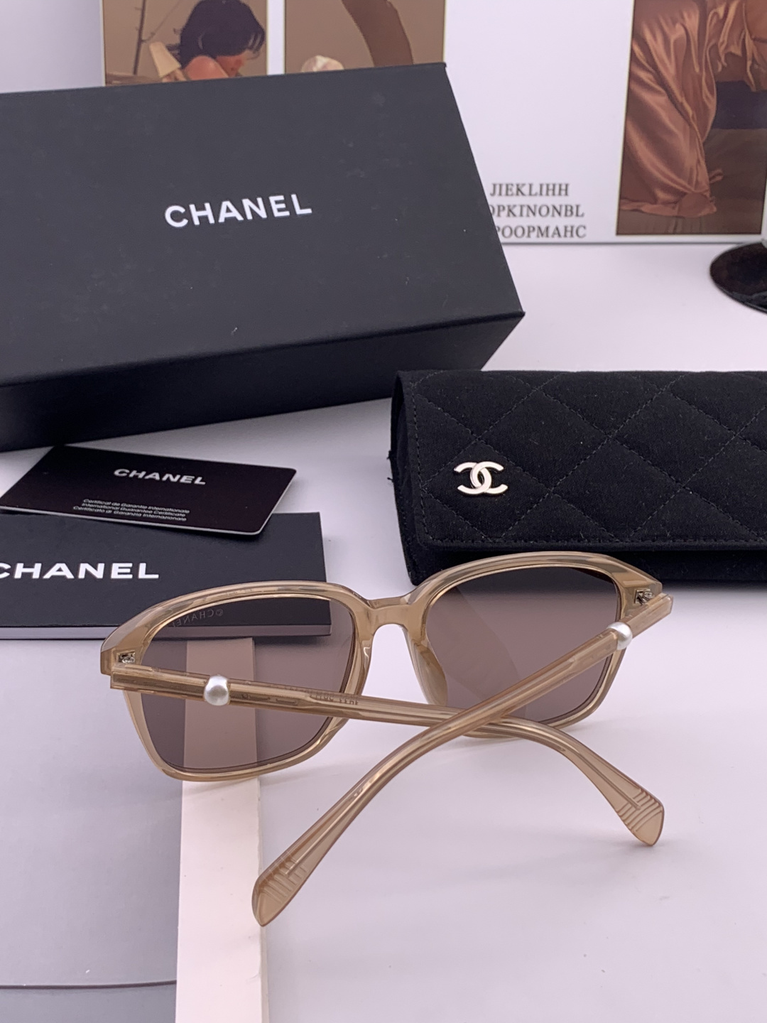 新品CHANEL 香奈儿太阳镜以独特魅力和前卫风格诠释春夏最新眼镜，以方框设计两边经典小香珍珠做点缀，中