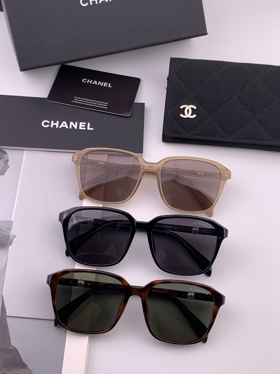 新品CHANEL 香奈儿太阳镜以独特魅力和前卫风格诠释春夏最新眼镜，以方框设计两边经典小香珍珠做点缀，中