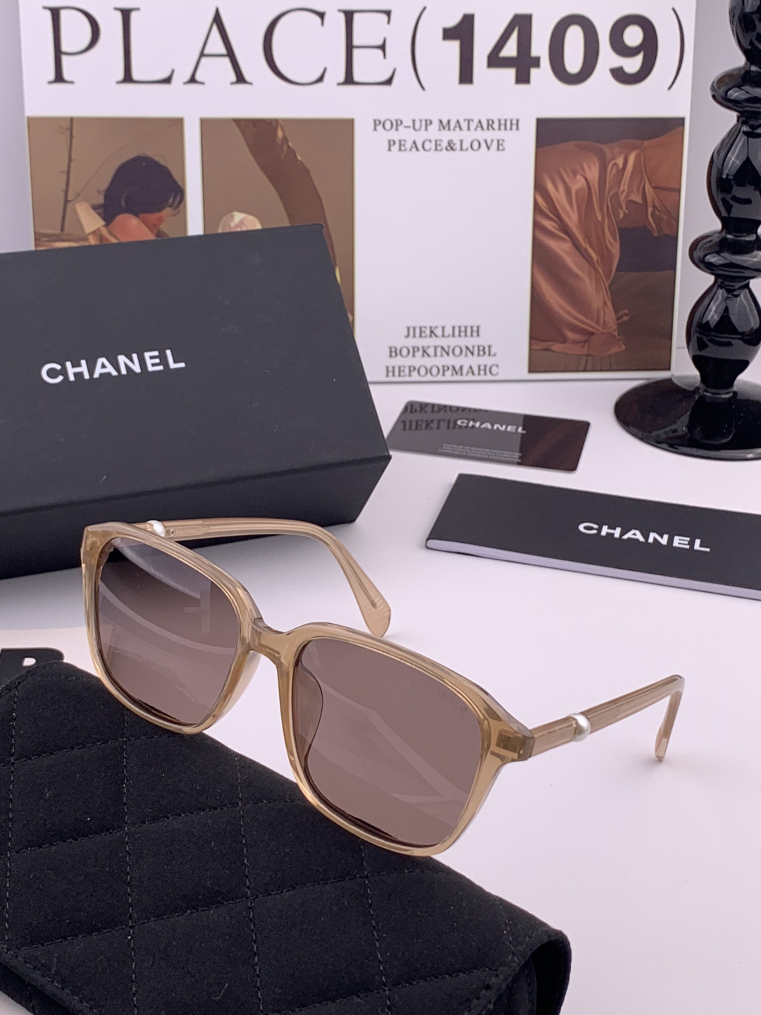 新品CHANEL 香奈儿太阳镜以独特魅力和前卫风格诠释春夏最新眼镜，以方框设计两边经典小香珍珠做点缀，中