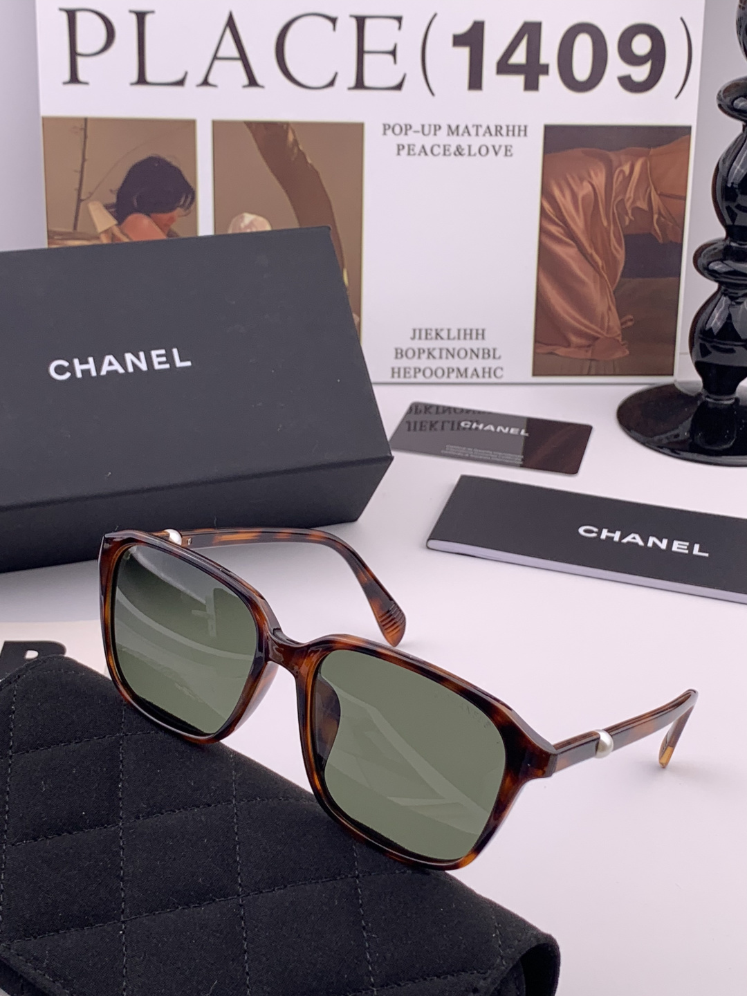 新品CHANEL 香奈儿太阳镜以独特魅力和前卫风格诠释春夏最新眼镜，以方框设计两边经典小香珍珠做点缀，中